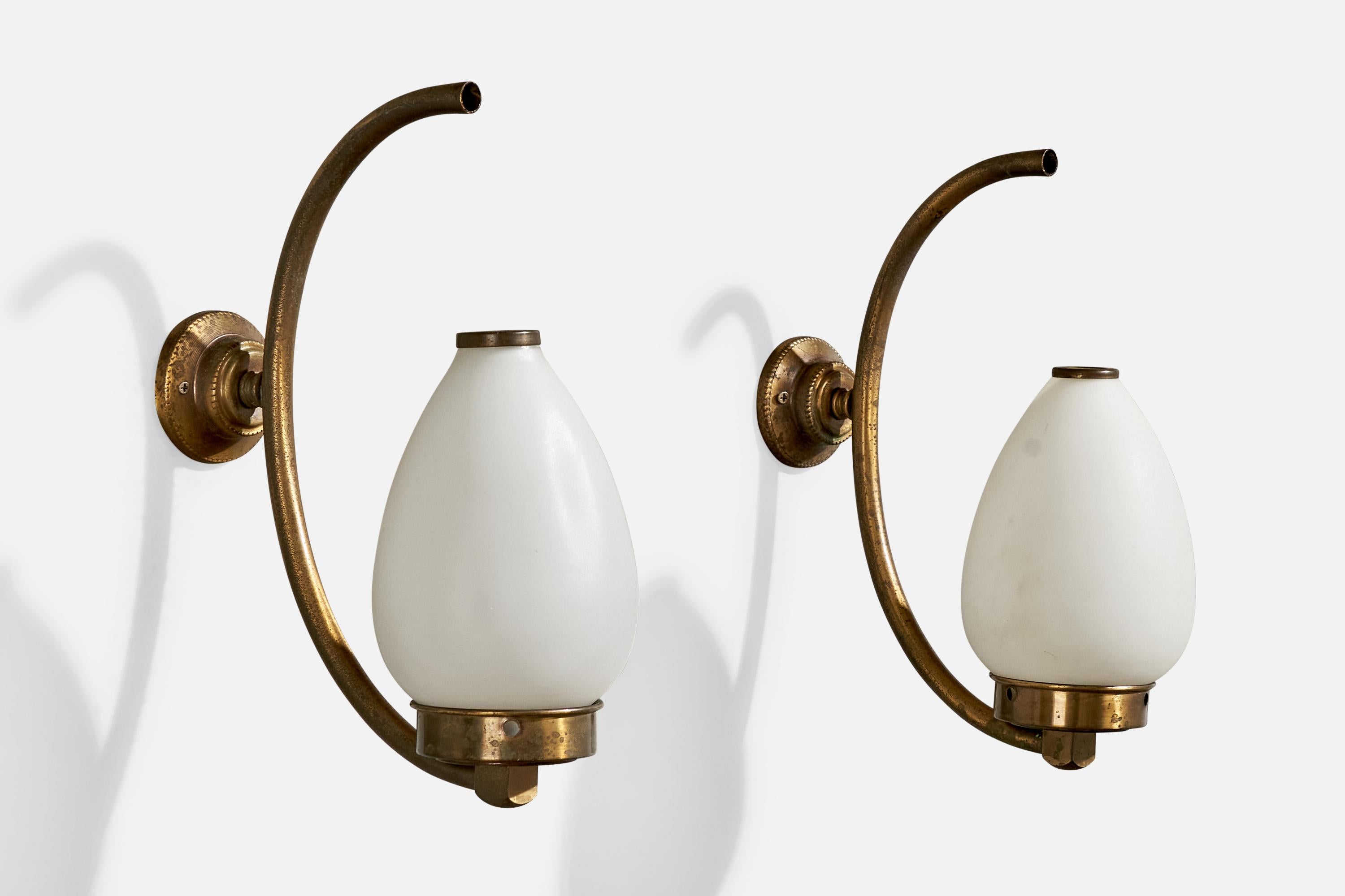 Pareja de apliques de latón y cristal blanco diseñados y fabricados en Italia, c. 1950.

Dimensiones totales (pulgadas): 11,25