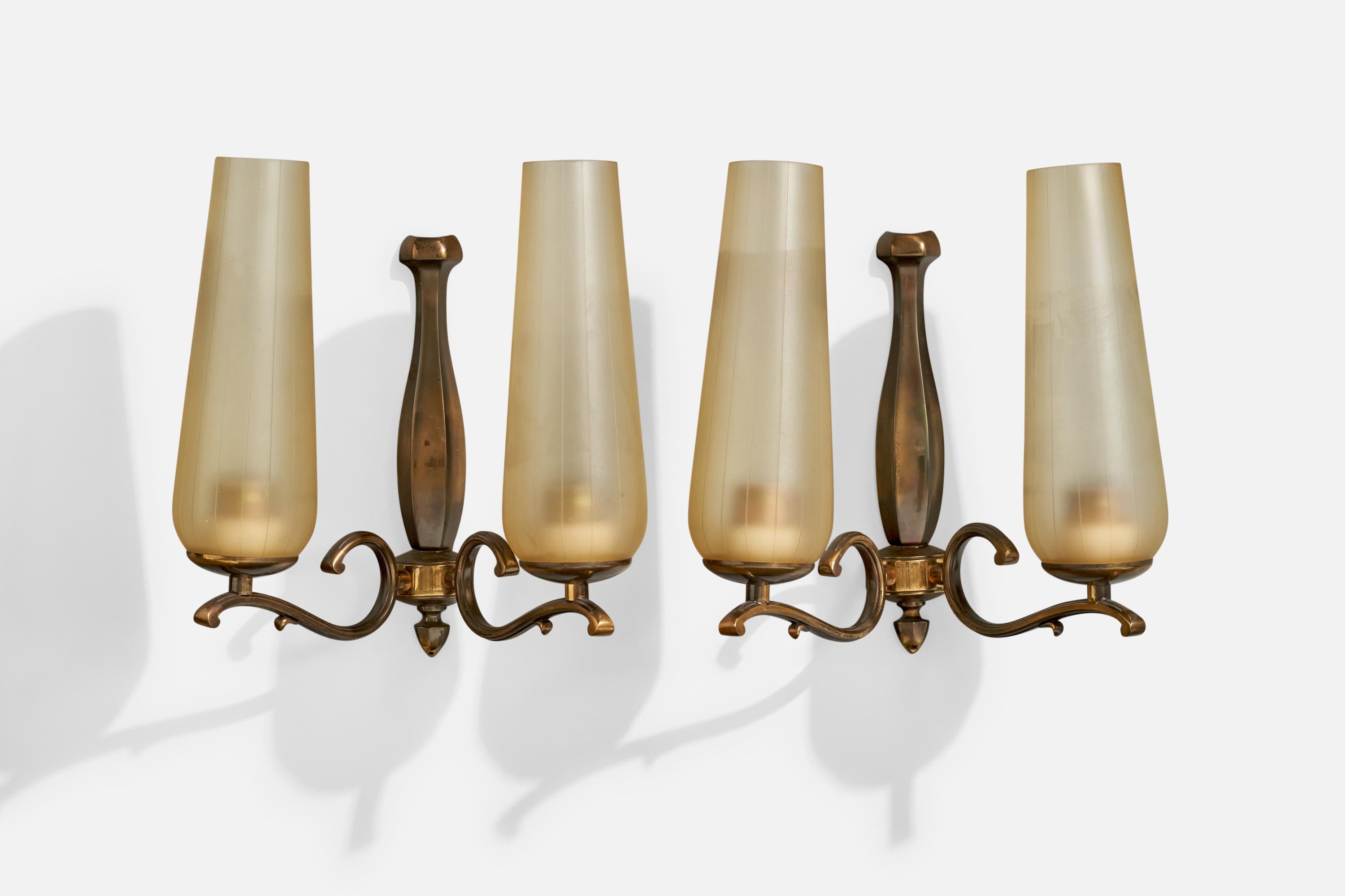 Paire d'appliques en laiton et verre gravé jaune, designées et produites en Italie, c.1950.

Dimensions globales (en pouces) : 12,25