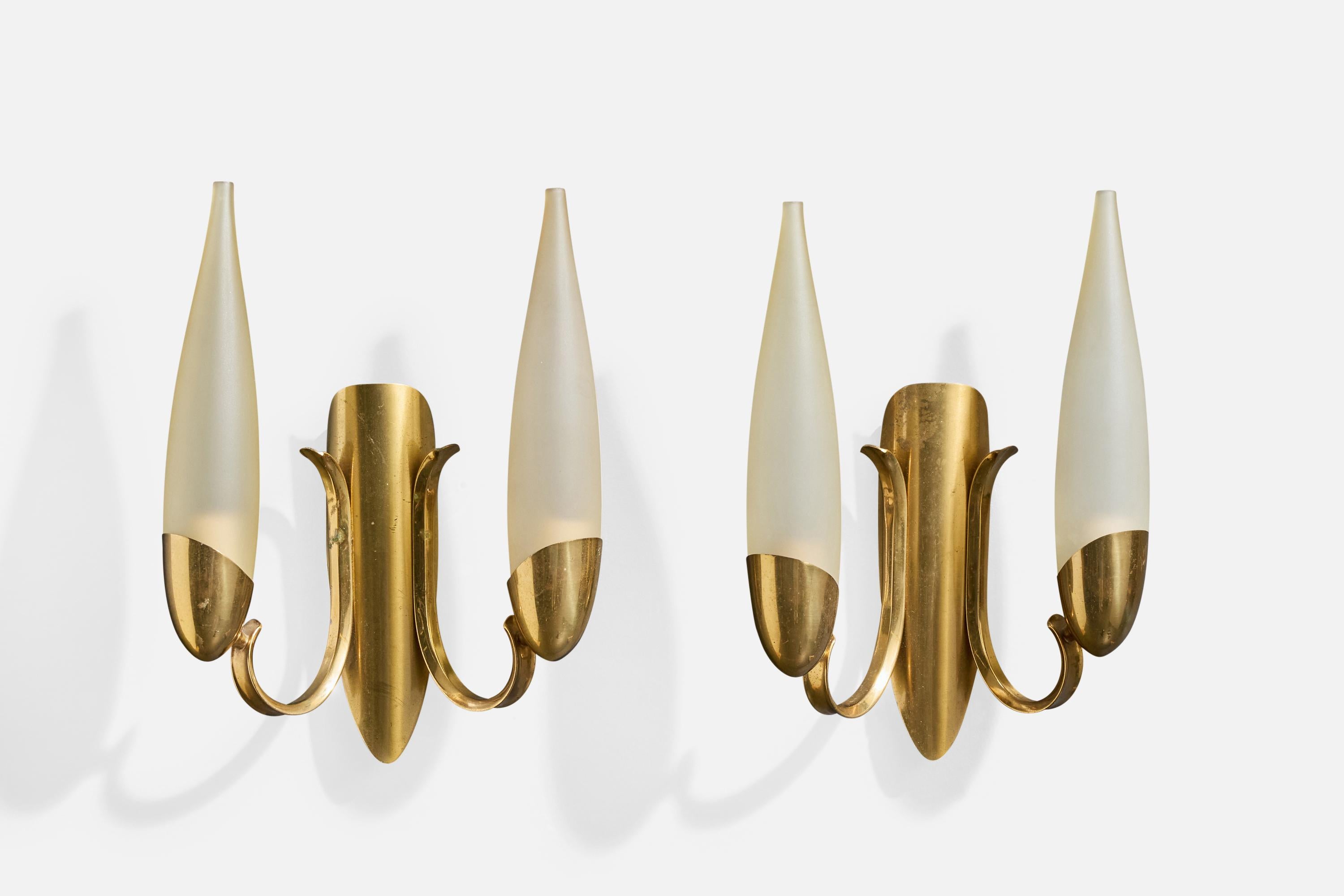 Pareja de apliques de latón y cristal opalino probablemente diseñados y fabricados en Italia, c. 1950.

Ligera oxidación presente en todo el latón.

Dimensiones totales (en pulgadas): 14,0 