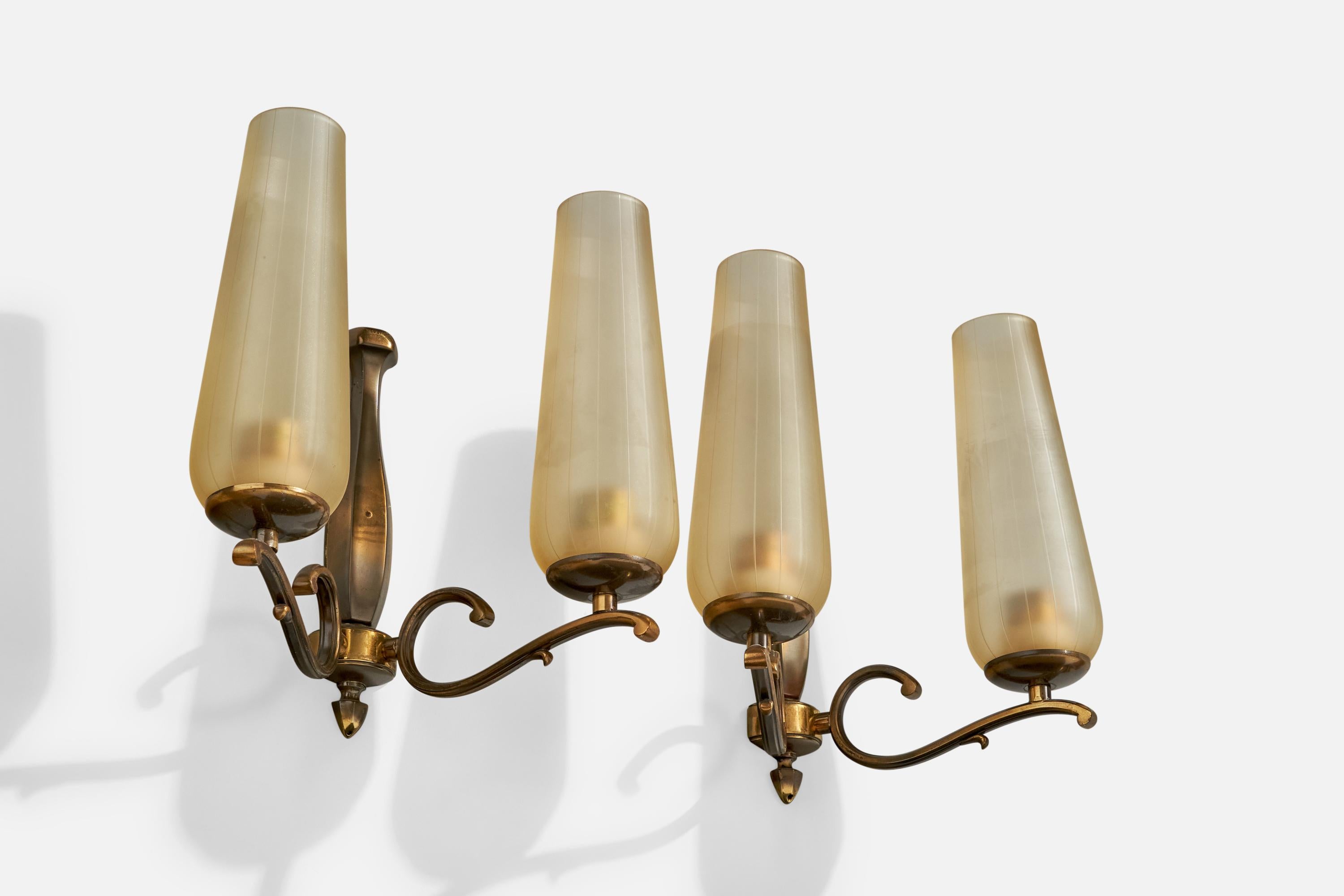 Mid-Century Modern Designer italien, Wall Lights, laiton, verre, Italie, années 1950 en vente