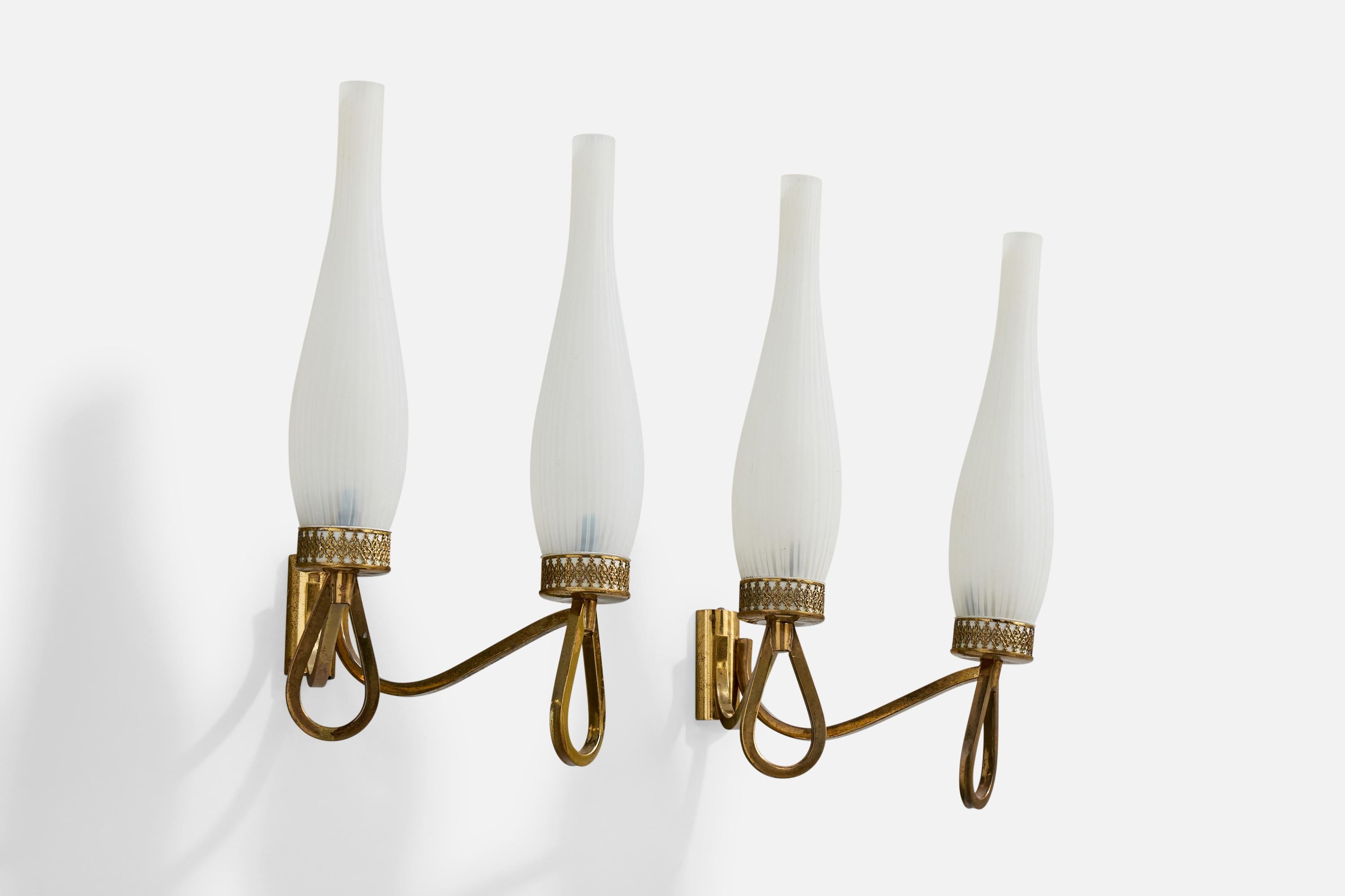 Mid-Century Modern Designer italien, Wall Lights, laiton, verre, Italie, années 1950 en vente