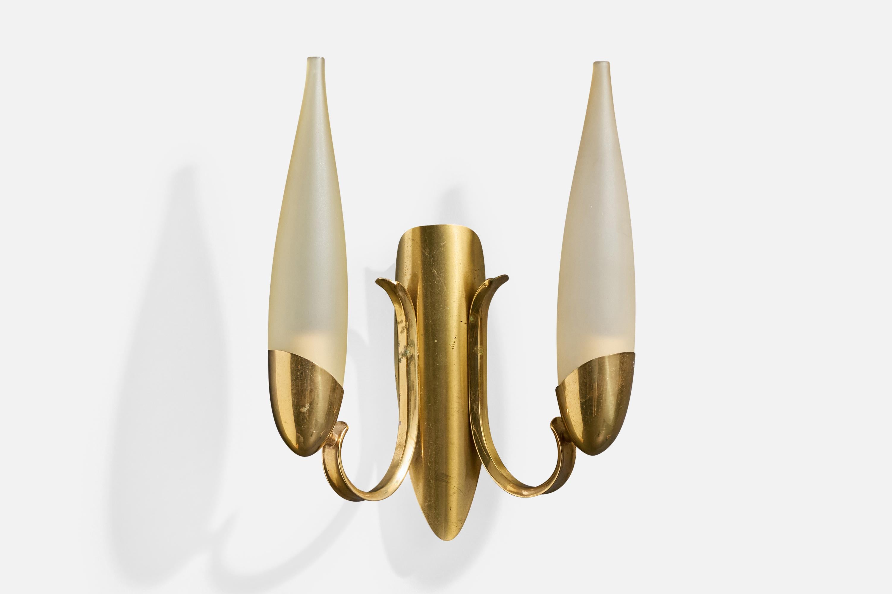 Diseñador italiano, Apliques, Latón, Vidrio, Italia, Años 50 en Bueno estado para la venta en High Point, NC