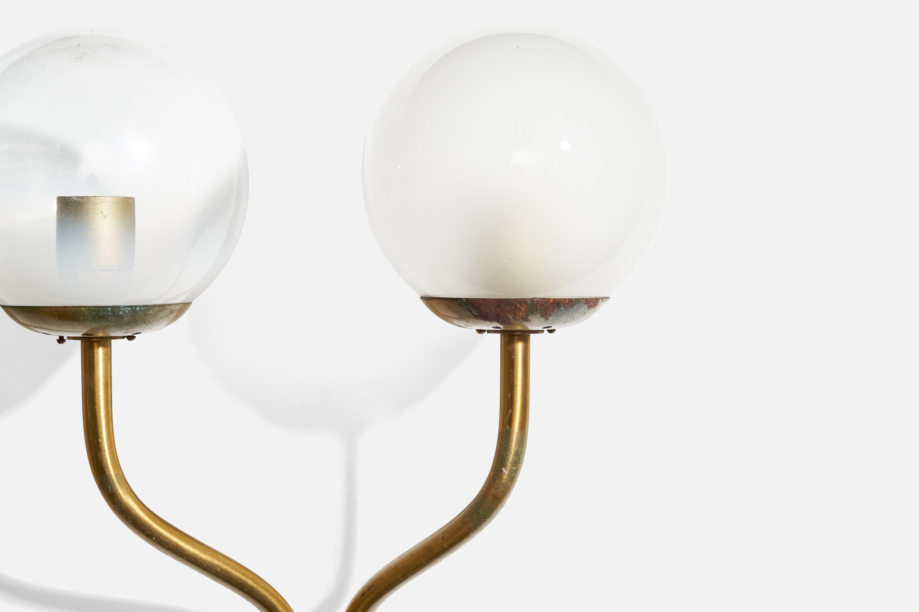 Milieu du XXe siècle Designer italien, Wall Lights, laiton, verre, Italie, années 1950 en vente