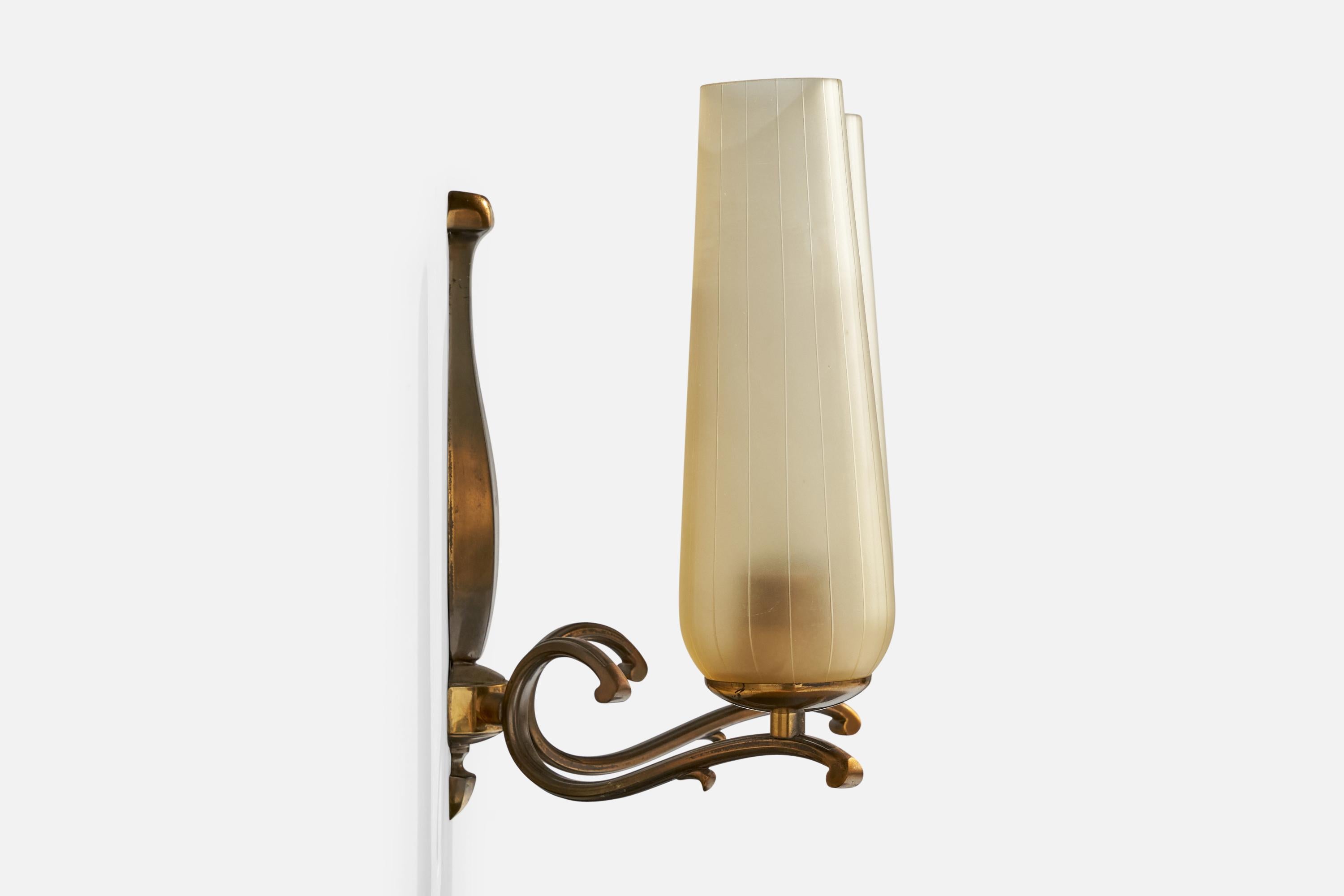 Milieu du XXe siècle Designer italien, Wall Lights, laiton, verre, Italie, années 1950 en vente