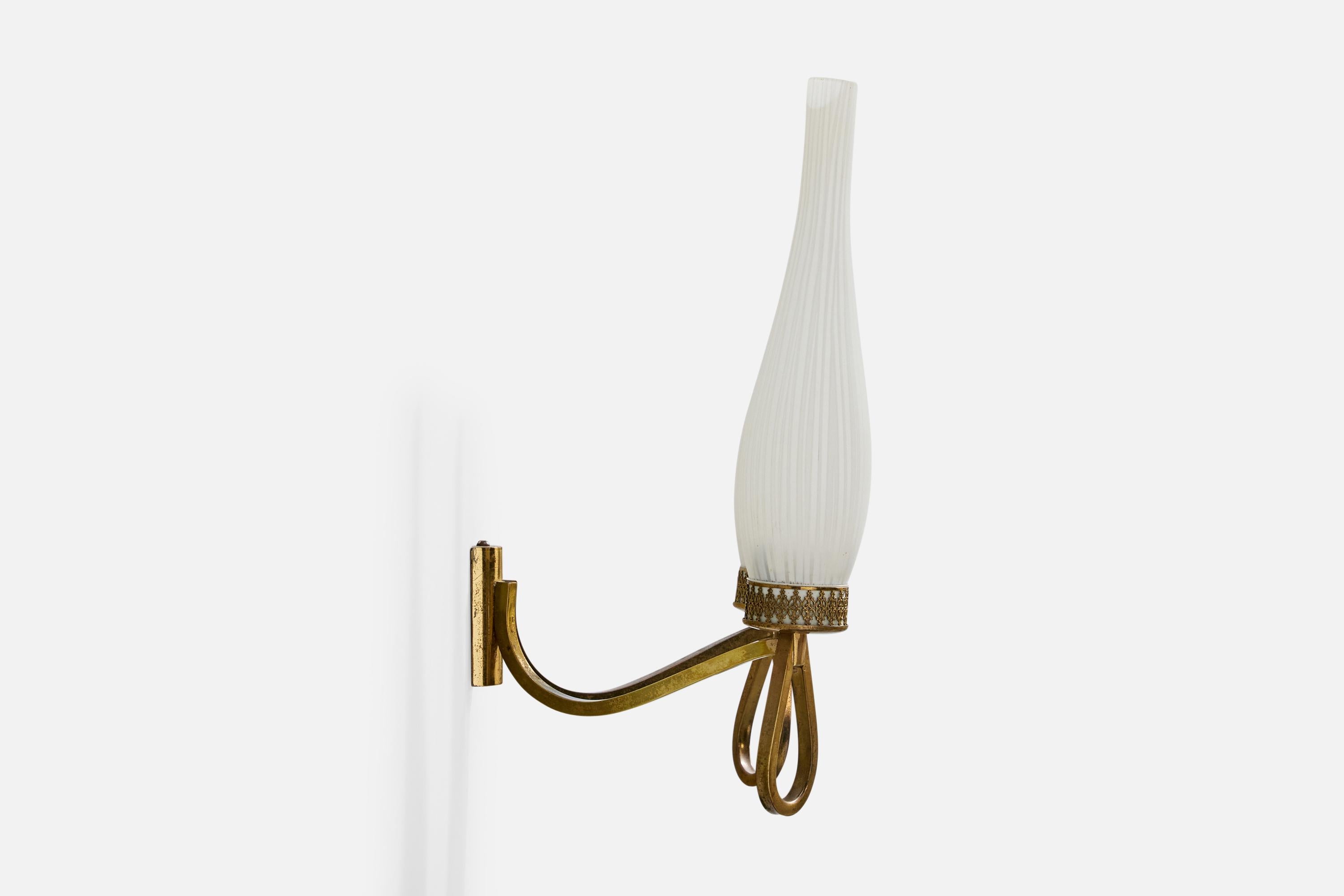 Milieu du XXe siècle Designer italien, Wall Lights, laiton, verre, Italie, années 1950 en vente
