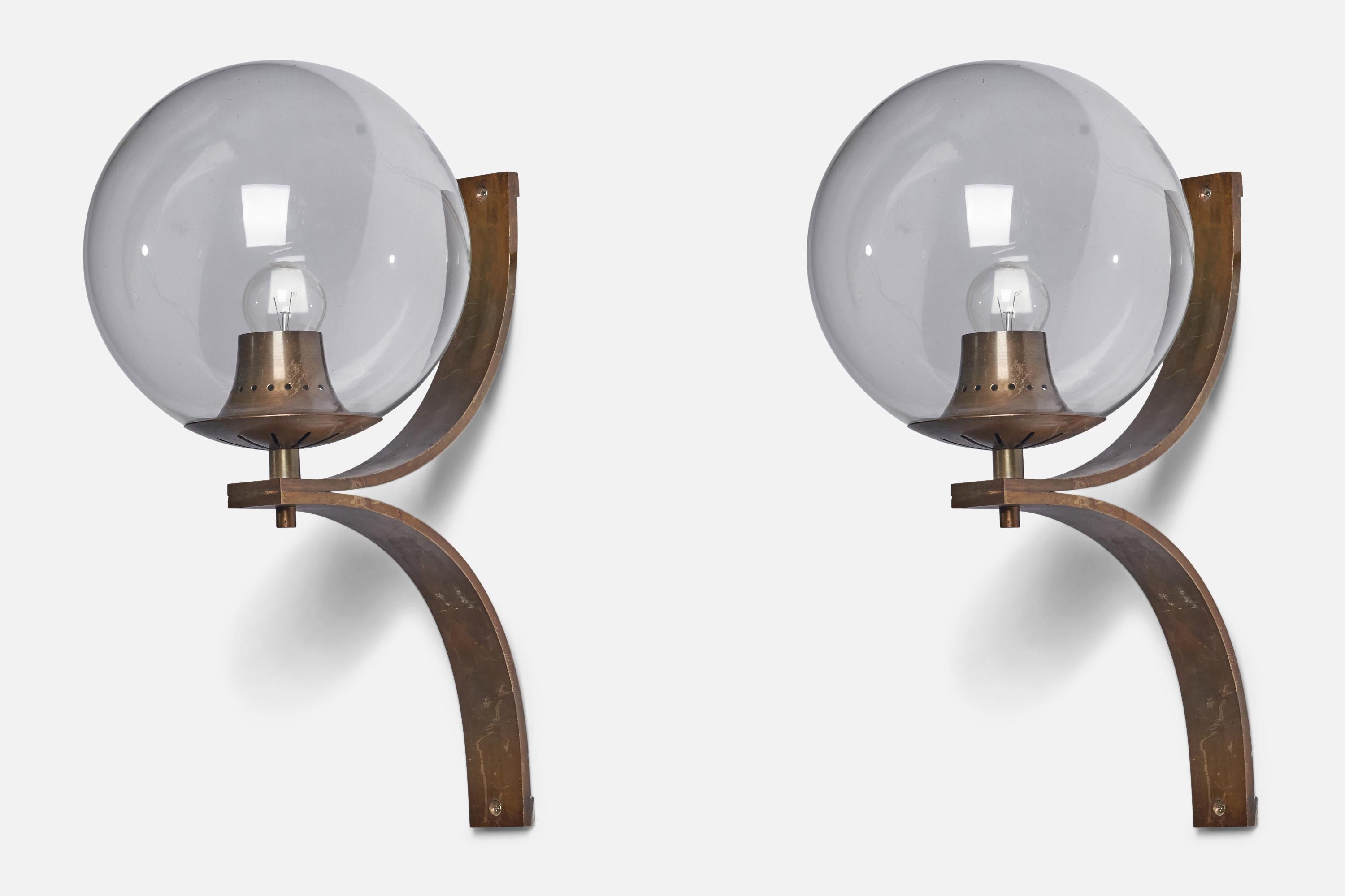 A pair of sizeable brass and glass wall lights, designed and produced in Italy, 1960s.

Overall Dimensions: 23.25