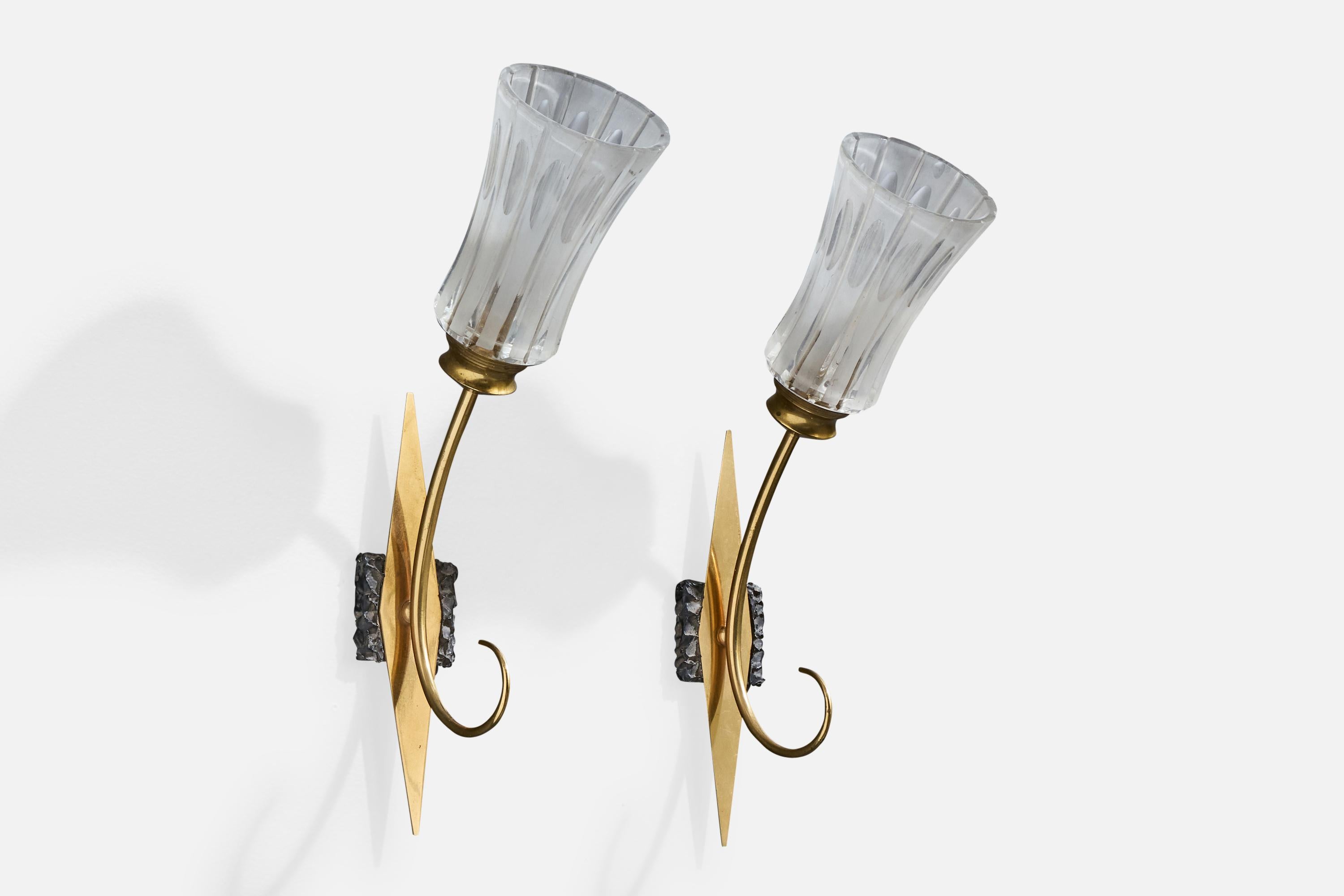 Coppia di applique in ottone, vetro e metallo verniciato nero progettate e prodotte in Italia, anni '50 circa.

Dimensioni complessive (pollici): 17,0 
