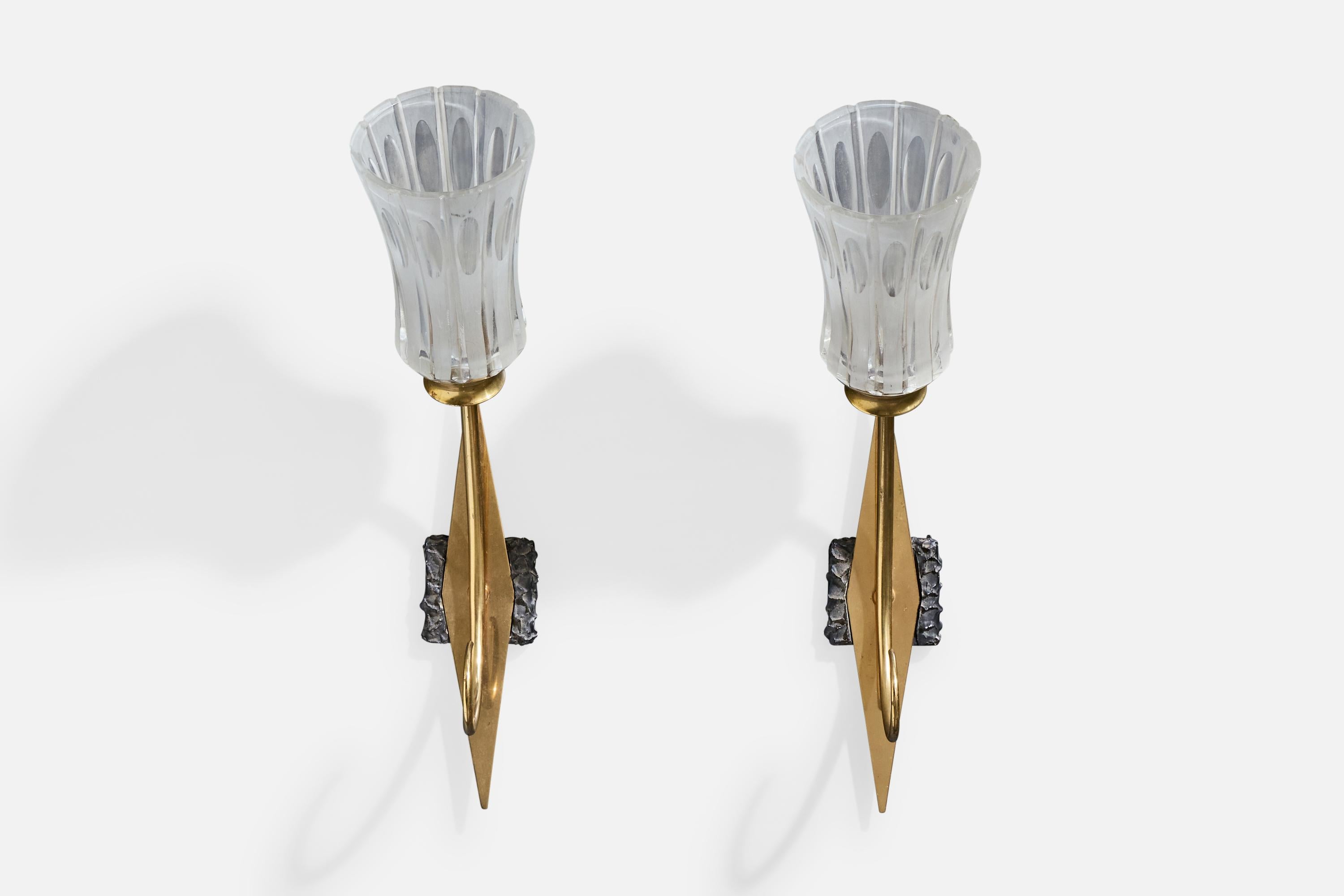 Mid-Century moderno Designer italiano, Luci da parete, Ottone, Vetro, Metallo, Italia, anni '50 in vendita