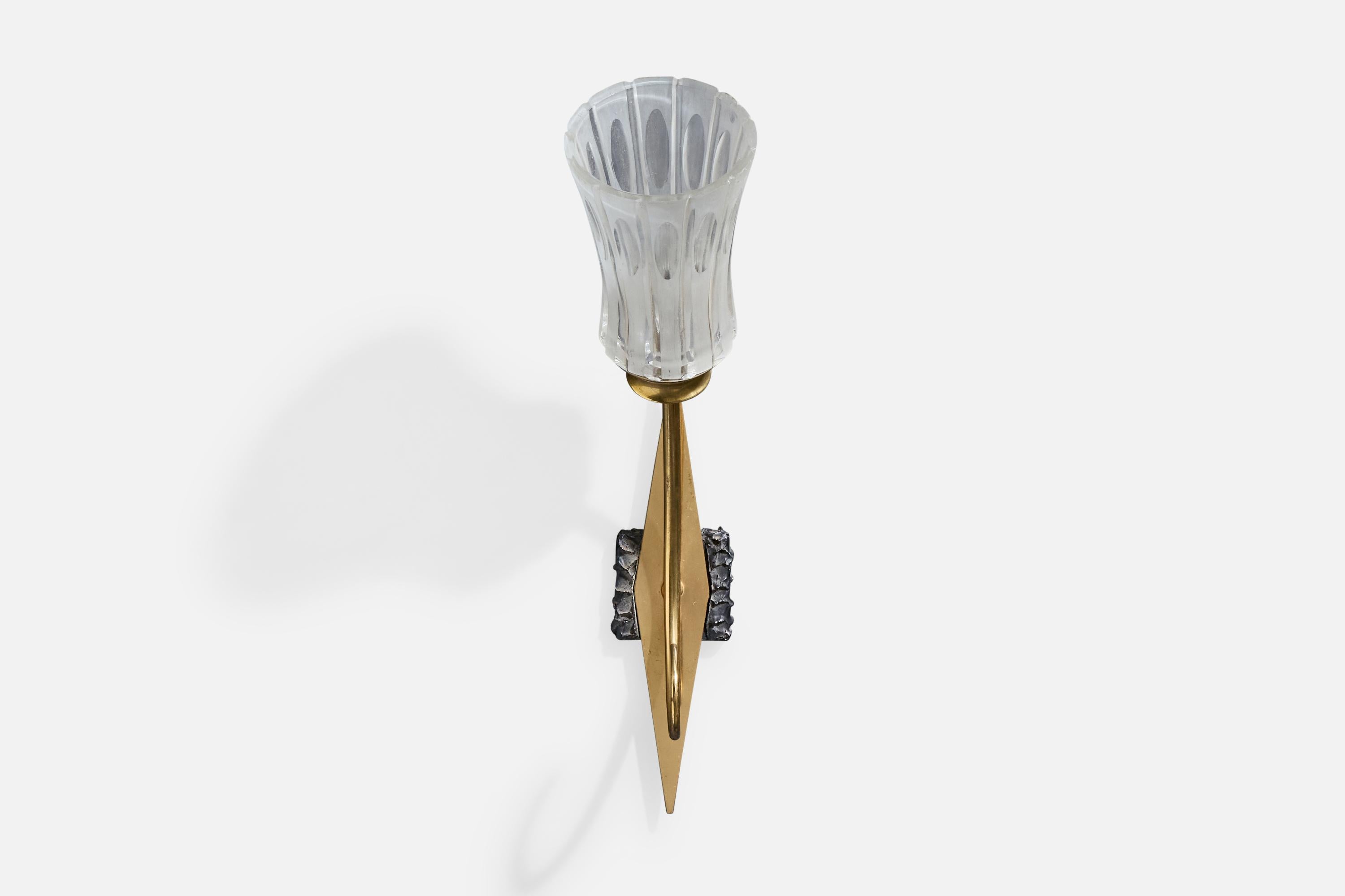 Designer italiano, Luci da parete, Ottone, Vetro, Metallo, Italia, anni '50 In condizioni buone in vendita a High Point, NC