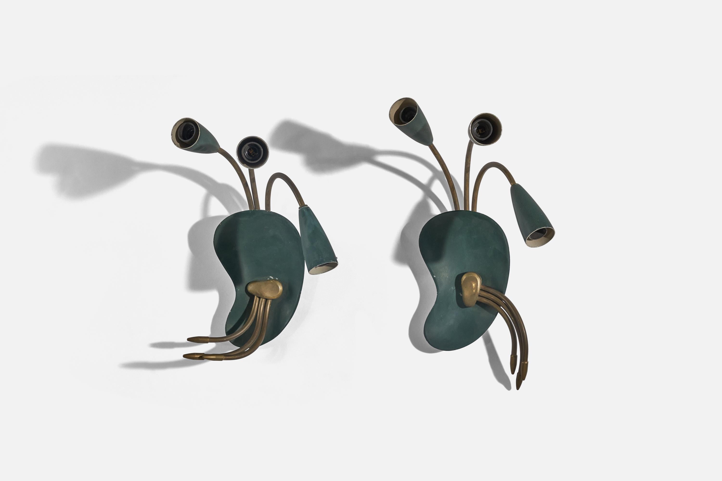 A pair of brass and green lacquered metal wall lights designed and produced by an Italian designer, Italy, 1950s.

Dimensions of back plate (inches) : 4.25 x 2.87 x 0.68 (H x W x D)

Currently illustrated without lightbulbs installed. Installing