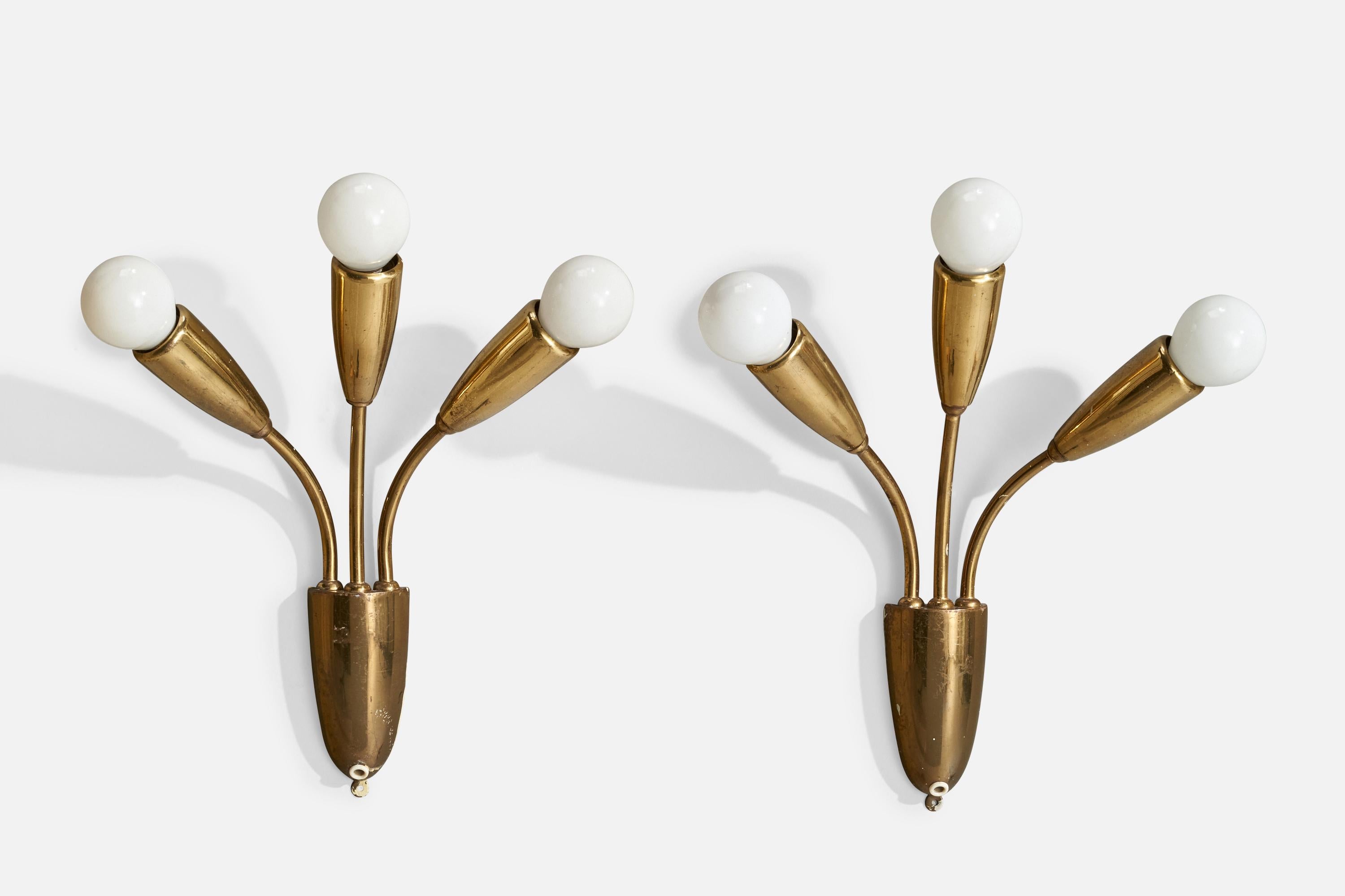 Coppia di applique in ottone progettate e prodotte in Italia, anni '50 circa.

Configurato per il plug-in e può essere cablato in modo complementare.

Dimensioni complessive (pollici): 13,25