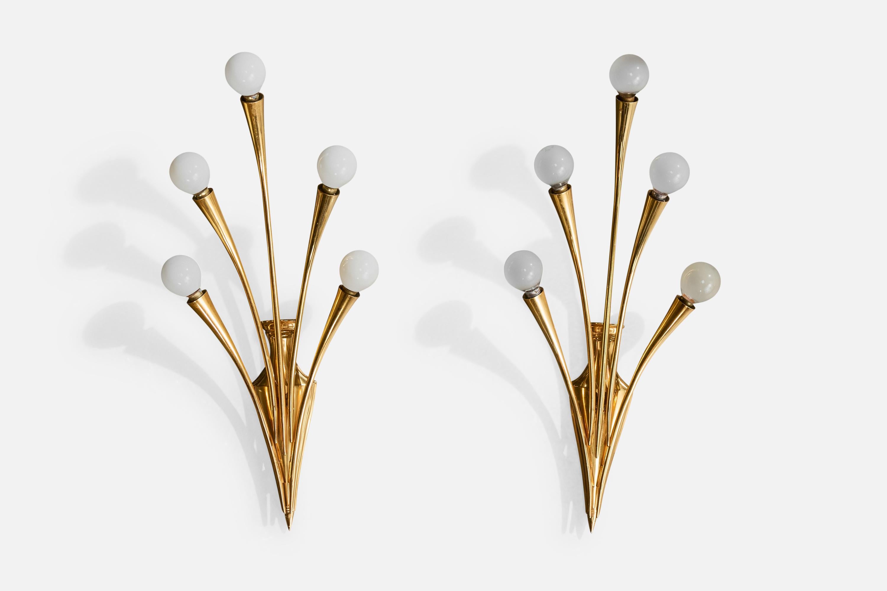 Ein Paar Wandleuchten aus Messing, entworfen und hergestellt in Italien, ca. 1950er Jahre.

Gesamtabmessungen (Zoll): 21,0 