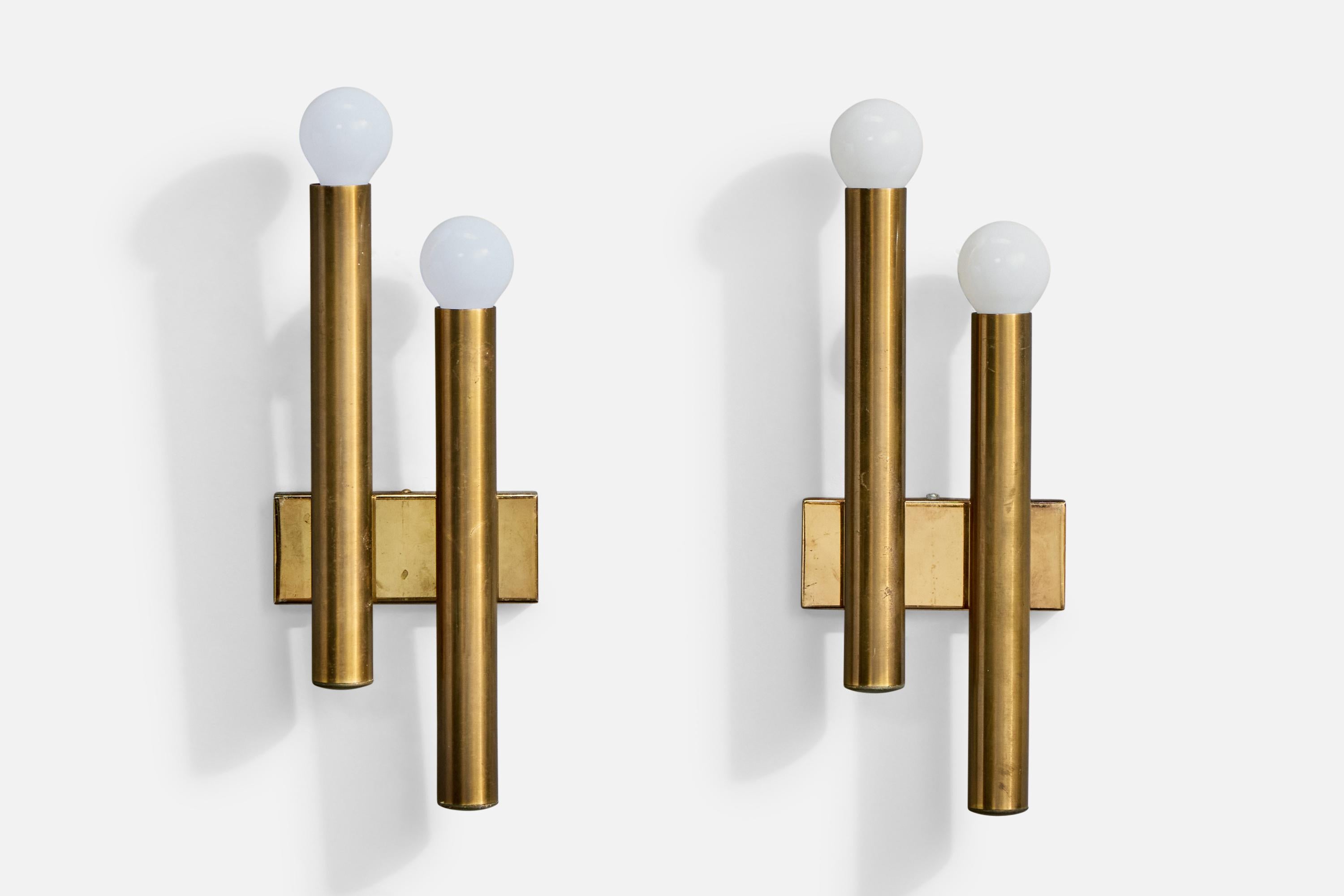 A pair of brass wall light designed and produced in Italy, c. 1960s.

Overall Dimensions (Inches): 13.625
