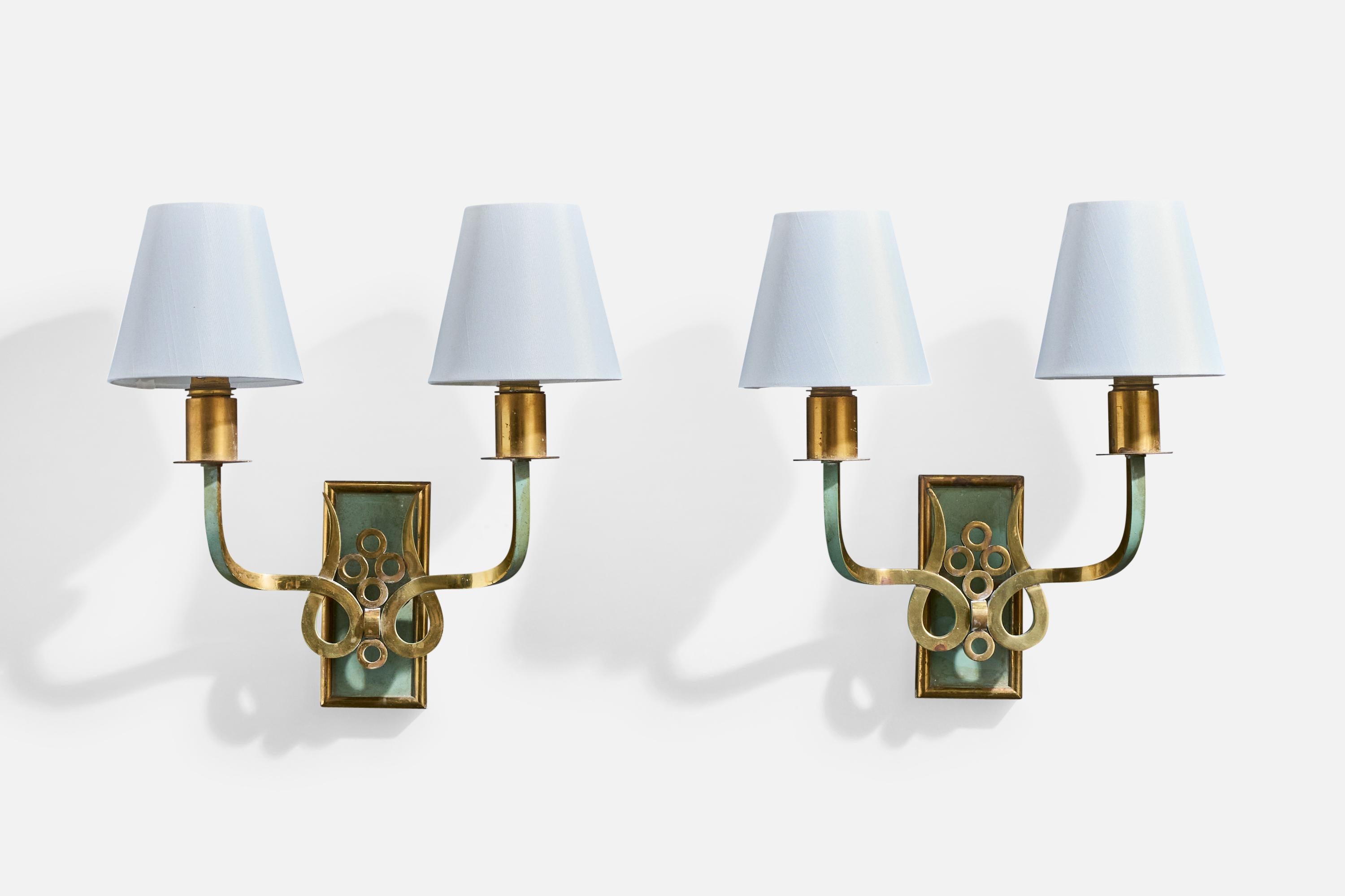 Paire d'appliques en laiton, métal laqué vert et tissu blanc, probablement conçues et produites en Italie, vers les années 1930.

Dimensions globales (en pouces) : 13,5 