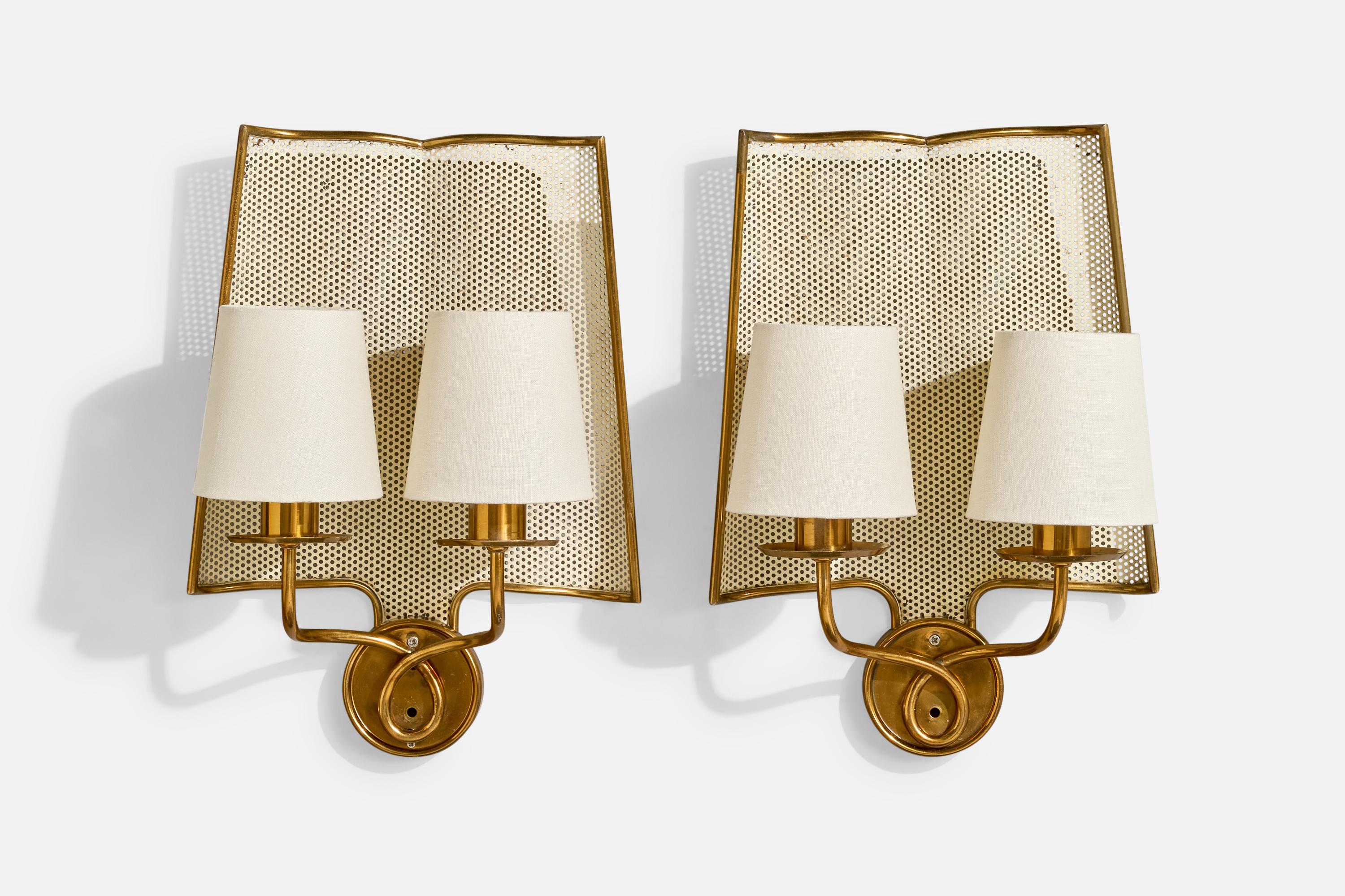 A pair of brass, white-lacquered metal and white fabric wall lights designed and produced in Italy, c. 1950s.

Overall Dimensions (Inches): 14.75” H x 10.5” W x 5” D

Back Plate Dimensions (Inches): 3.1” H x 3.1”  W x .8” D

Bulb Specifications: