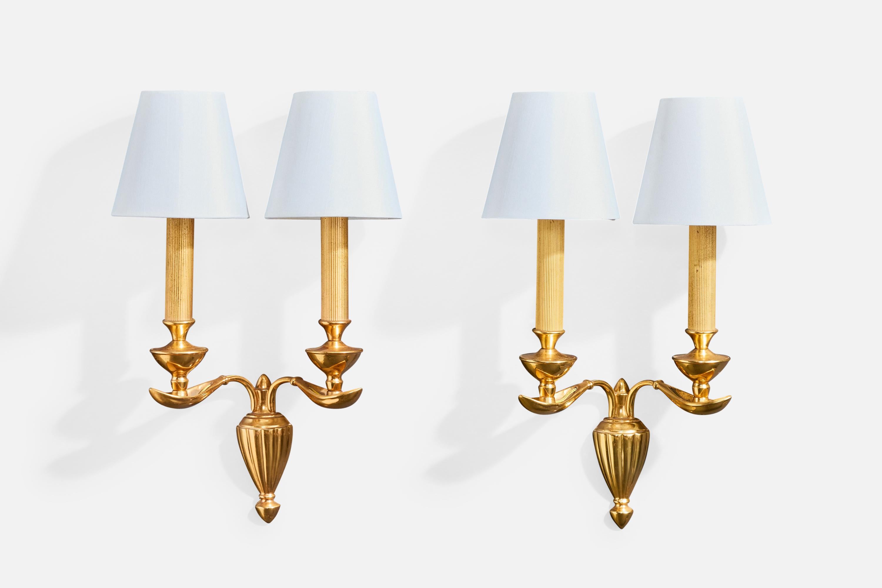 Pareja de apliques de latón, metal y tela blanca, diseñados y fabricados en Italia, c. 1950.

El latón presenta una oxidación muy ligera en toda su superficie. 

Dimensiones totales (en pulgadas): 16,0 