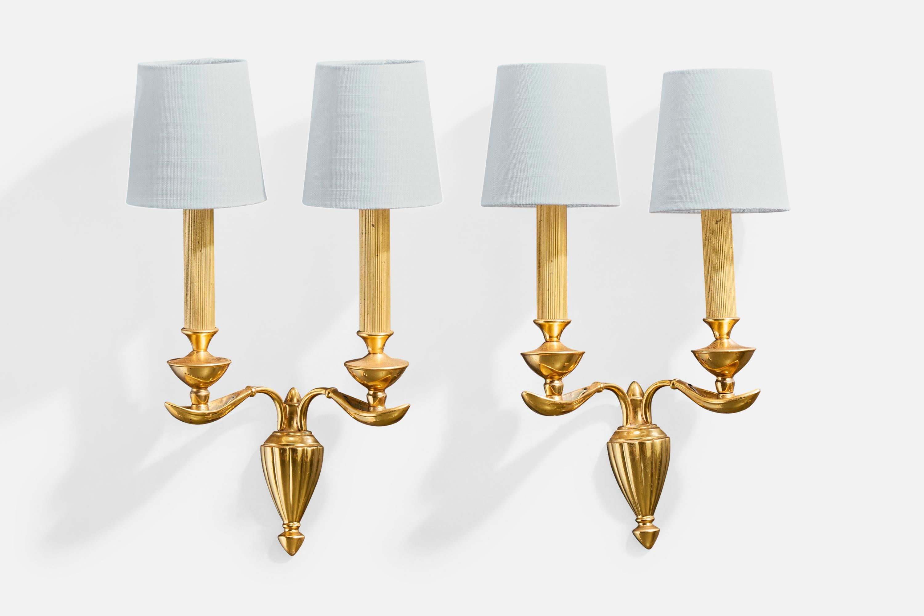 Coppia di applique in ottone, metallo e tessuto bianco progettate e prodotte in Italia, anni '50 circa.

L'ottone presenta una leggerissima ossidazione.

Dimensioni complessive (pollici): 17,0 