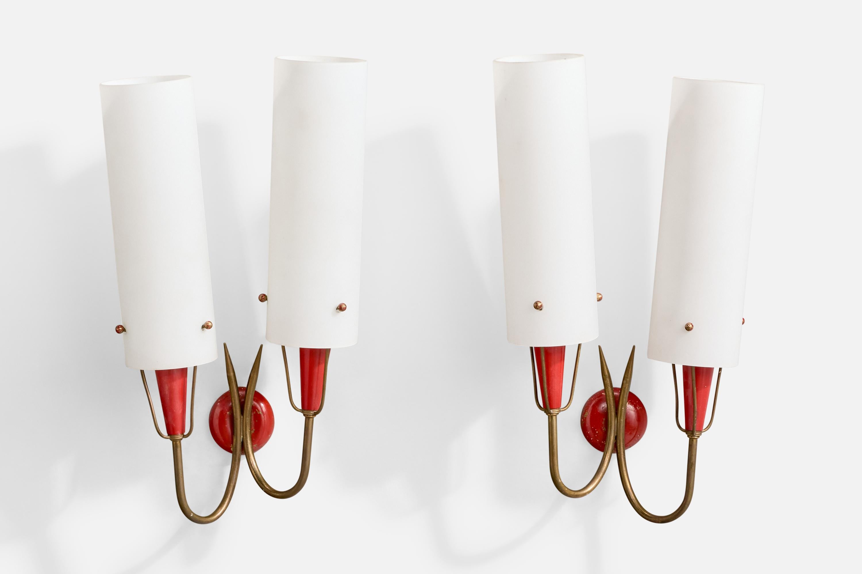 Pareja de apliques de metal lacado en rojo, latón y cristal opalino blanco, diseñados y fabricados en Italia, c. 1950.

Presencia de oxidación en el latón de ambos apliques

Pérdida de laca roja en ambas piezas

Desgaste propio de la edad y el
