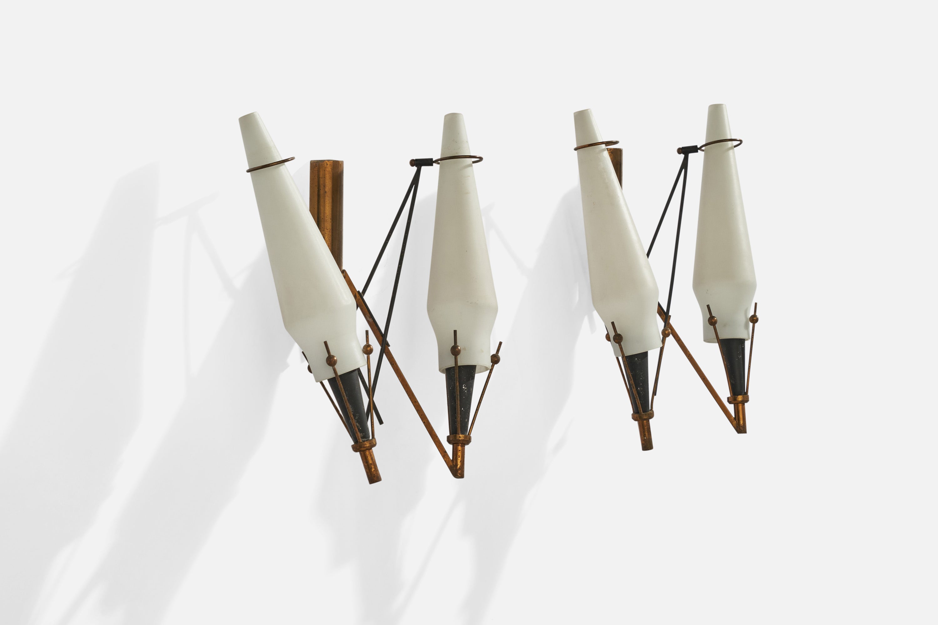 Mid-Century moderno Designer italiano, Luci da parete, Ottone, Metallo, Vetro, Italia, anni '50 in vendita