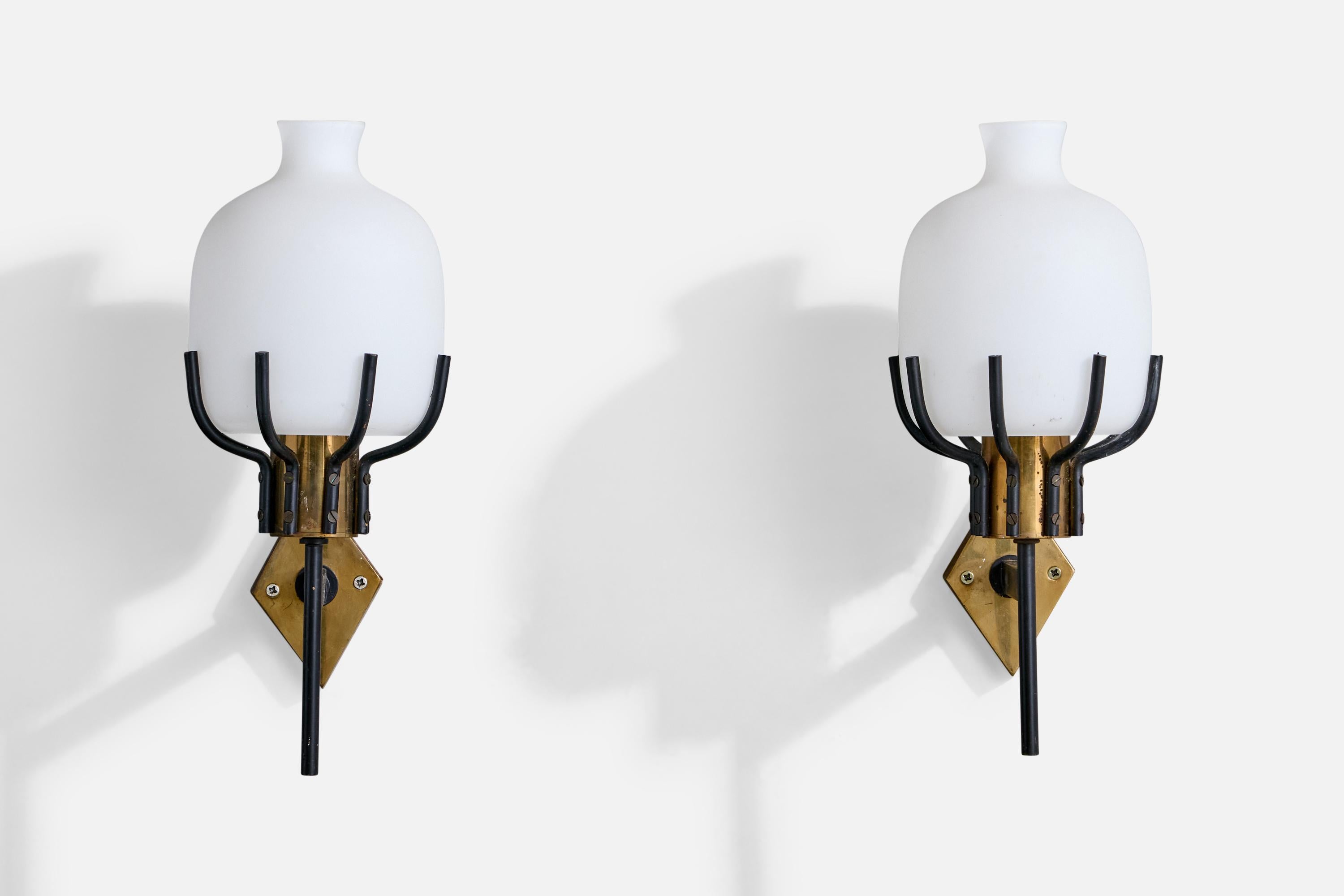 Italienische Designerin, Wandleuchten, Messing, Metall, Glas, Italien, 1950er Jahre (Moderne der Mitte des Jahrhunderts) im Angebot