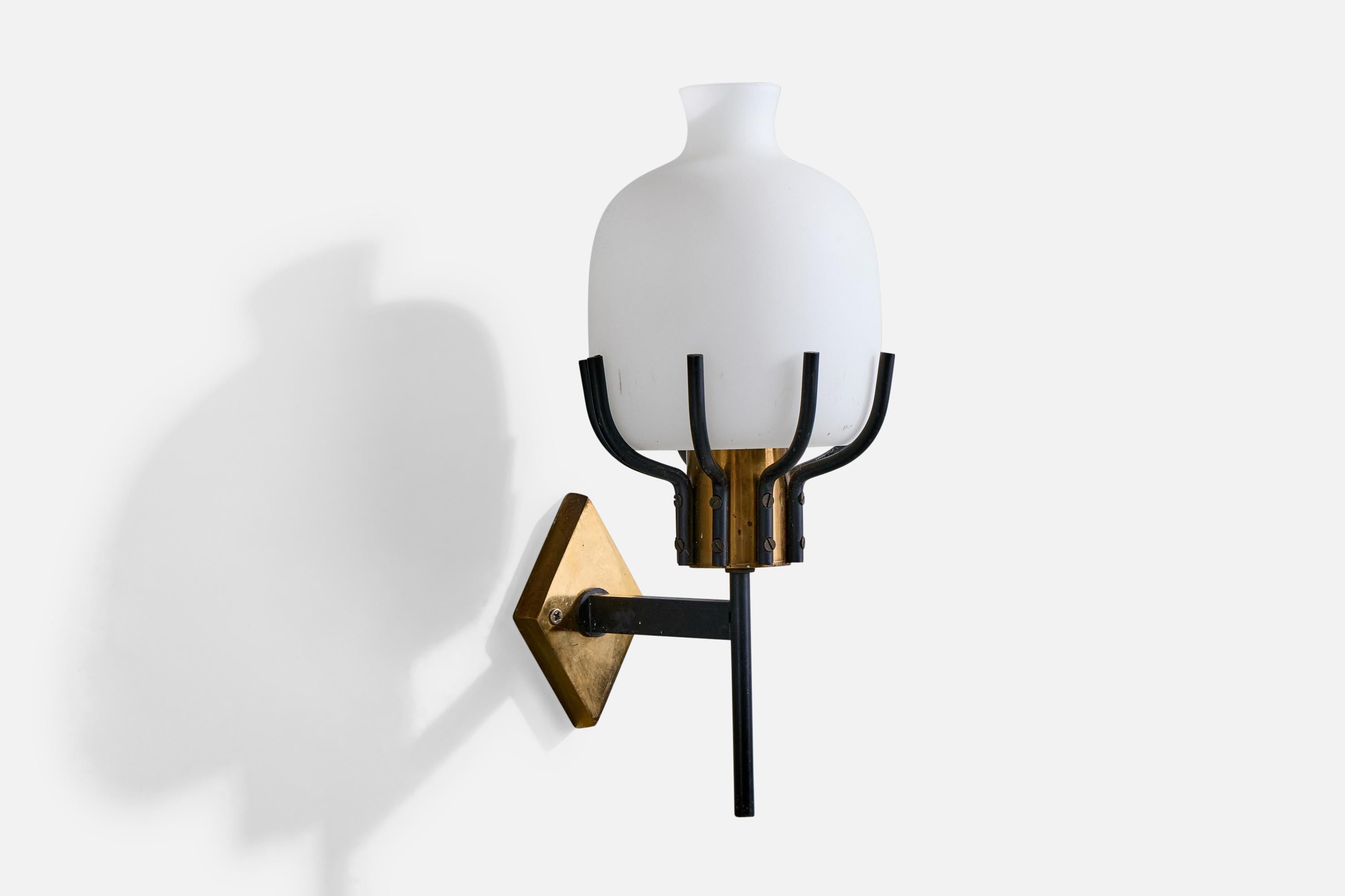 Italienische Designerin, Wandleuchten, Messing, Metall, Glas, Italien, 1950er Jahre im Zustand „Gut“ im Angebot in High Point, NC