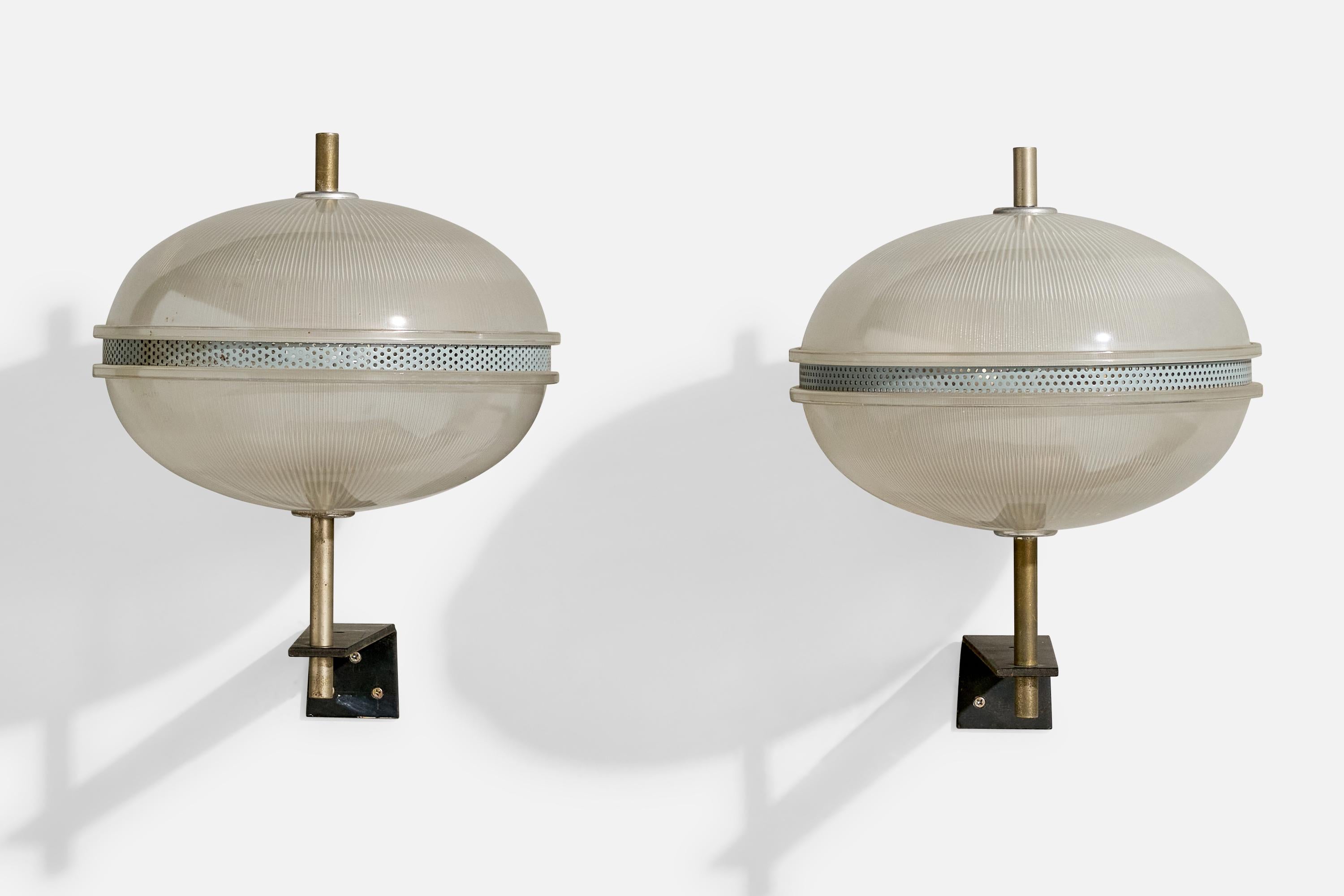 Coppia di applique in ottone, vetro opalino, metallo e ferro laccato nero progettate e prodotte in Italia, anni '60 circa.

Dimensioni complessive (pollici): 13