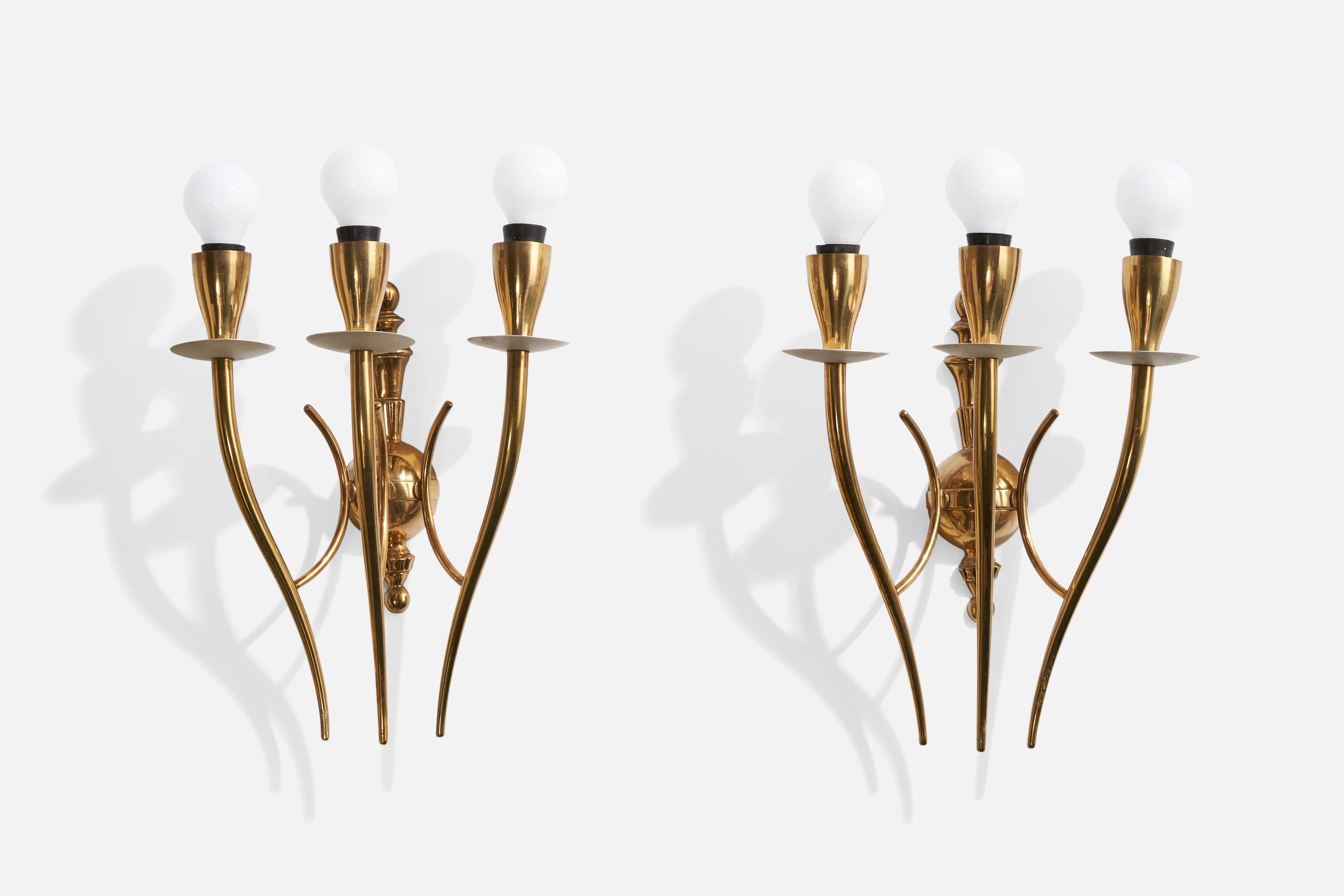 A pair of brass and white-lacquered metal wall lights designed and produced in Italy, c. 1940s.

Overall Dimensions (inches): 13.75 ” H x  8.75” W x 5.75 “D

Back Plate Dimensions (Inches): 8 ” H x 2.375” W x 1.25” D

Bulb Specifications: E-14