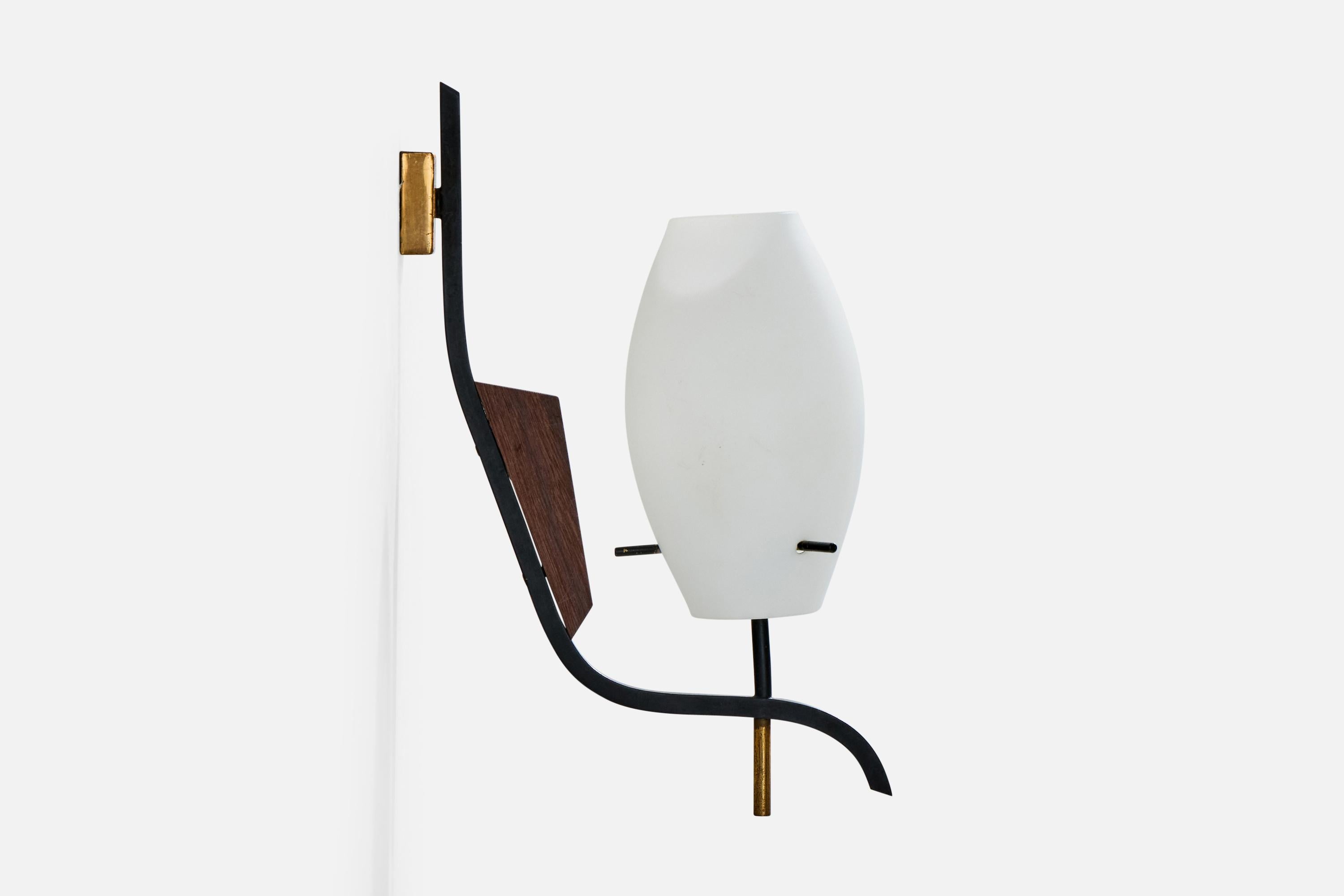 Milieu du XXe siècle Designer italien, Lights, laiton, métal, teck, verre, Italie, années 1950 en vente