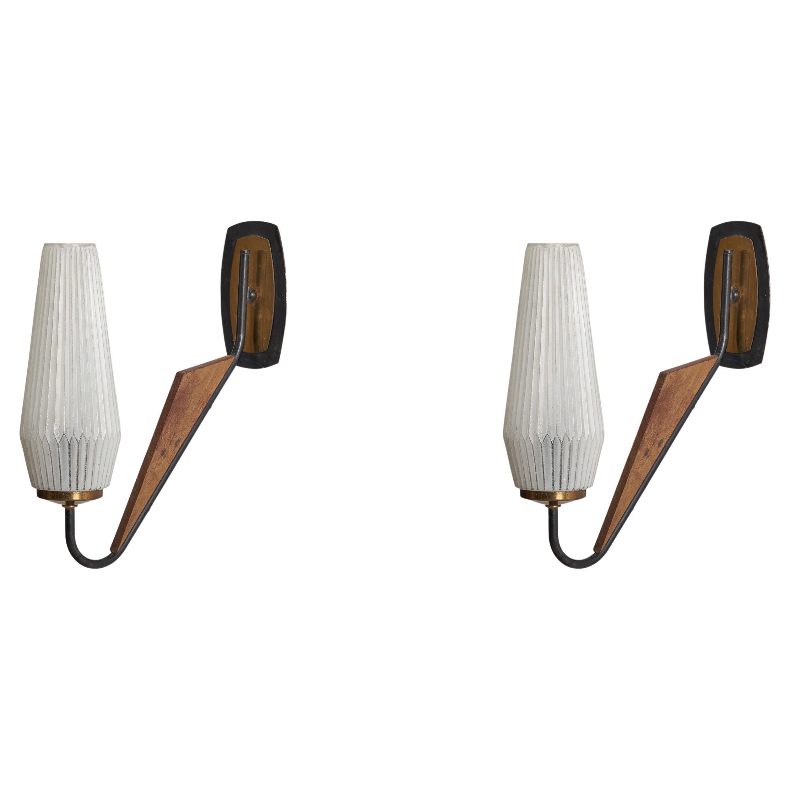 Designer italiano, Luci da parete, Ottone, Metallo, Teak, Vetro al latte, Italia, anni '50