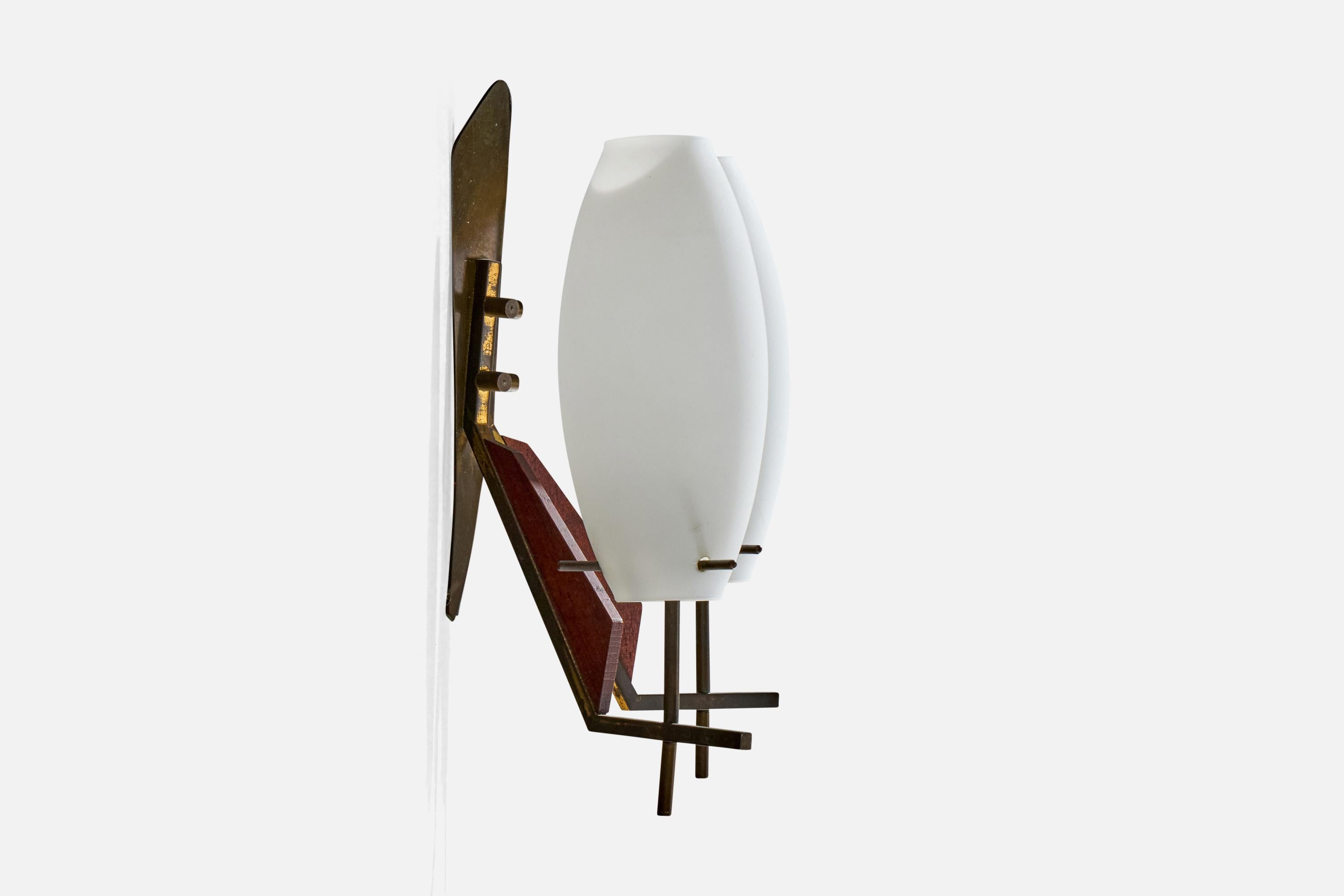 Diseñador italiano, Apliques, Latón, Teca, Vidrio, Italia, Años 50 en Bueno estado para la venta en High Point, NC