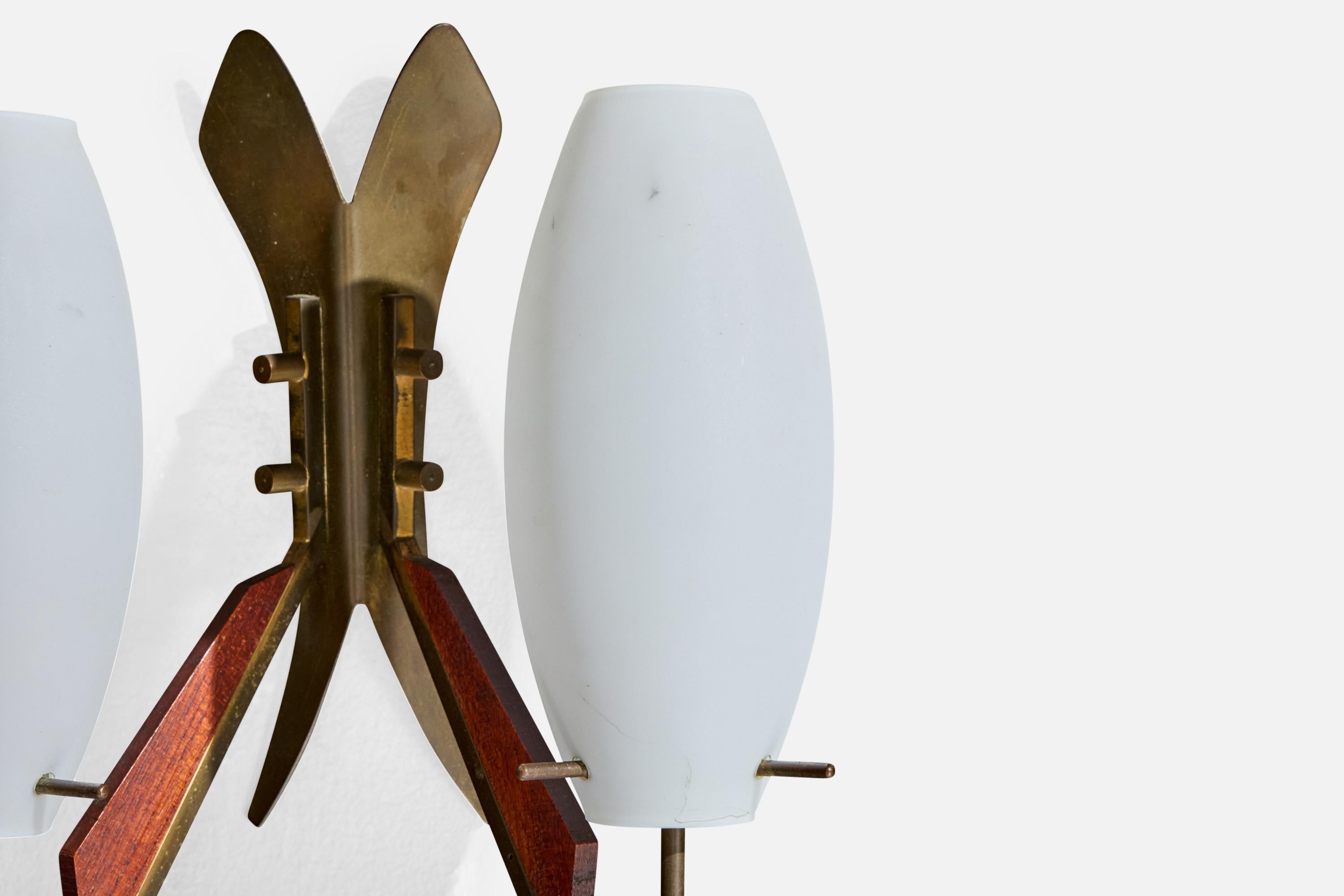 Diseñador italiano, Apliques, Latón, Teca, Vidrio, Italia, Años 50 en venta 2