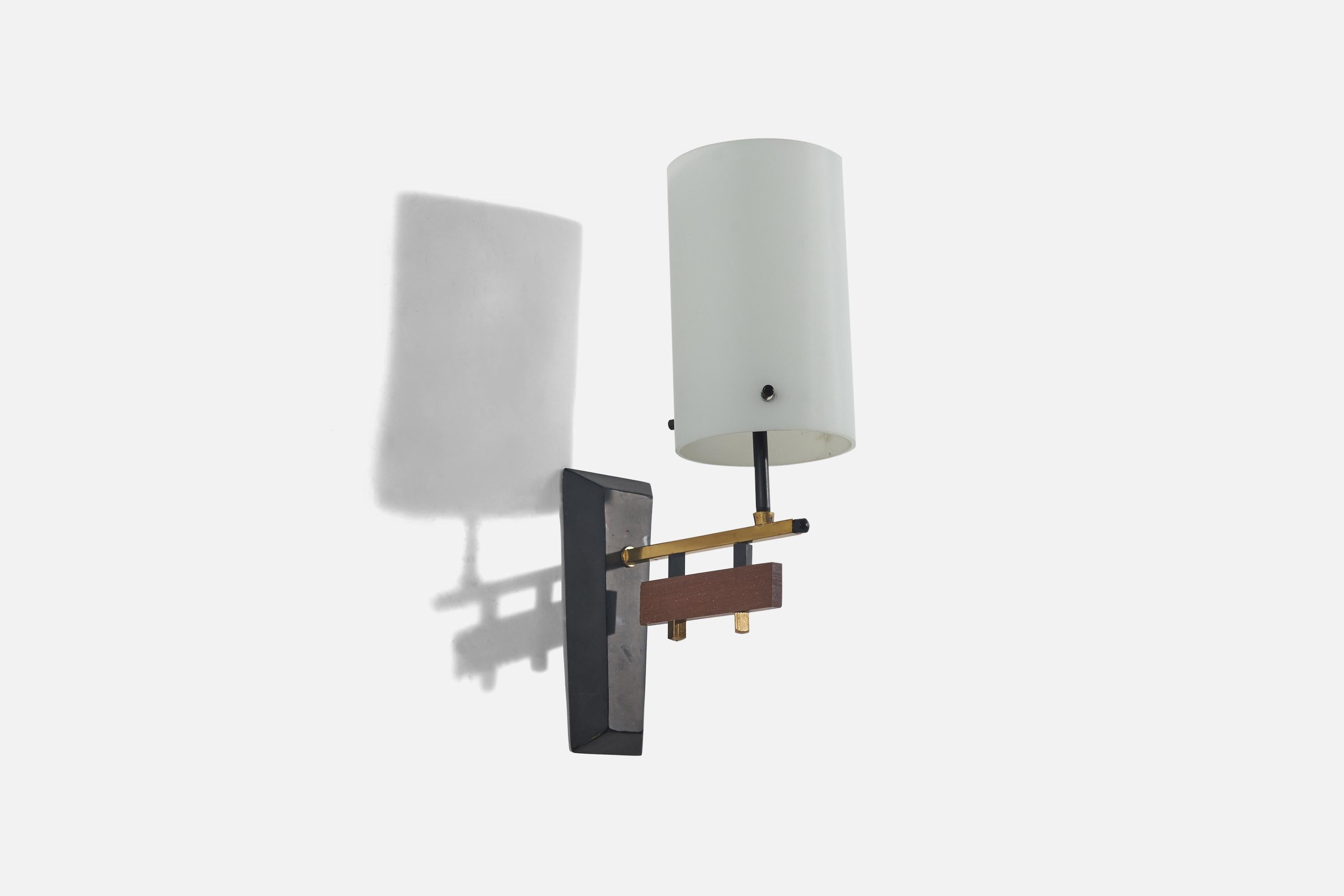 Coppia di appliques in ottone, metallo, teak e vetro disegnate e prodotte da un designer italiano, Italia, anni '50.

Dimensioni della piastra posteriore (pollici) : 6,37 x 2,73 x 0,72 (H. x L. x P.).
