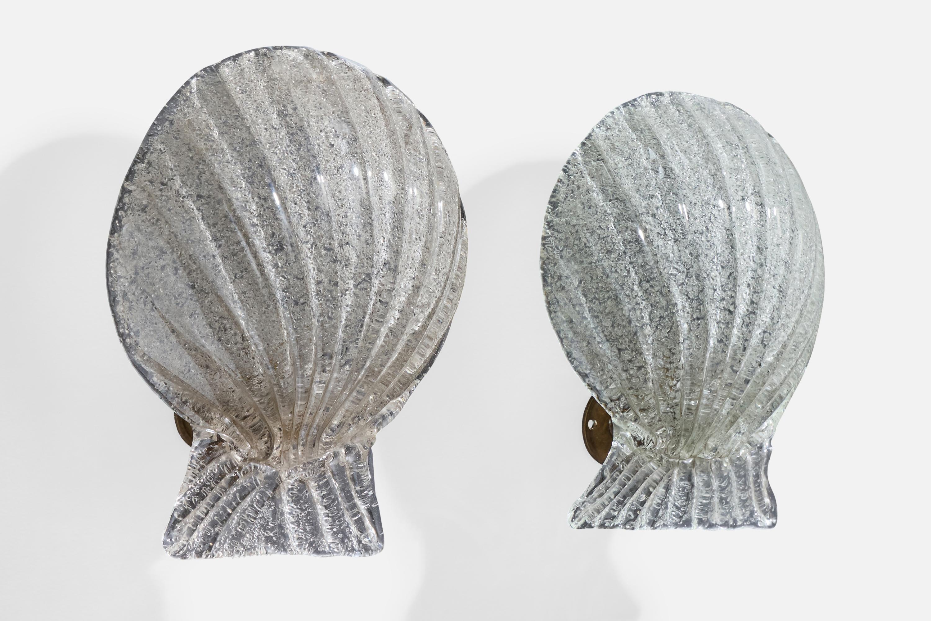 Pareja de apliques de cristal de Murano y latón diseñados y fabricados en Italia, c. 1940.

Grieta delgada como se ilustra, posiblemente relacionada con la producción.

Dimensiones totales (en pulgadas): 13,0 