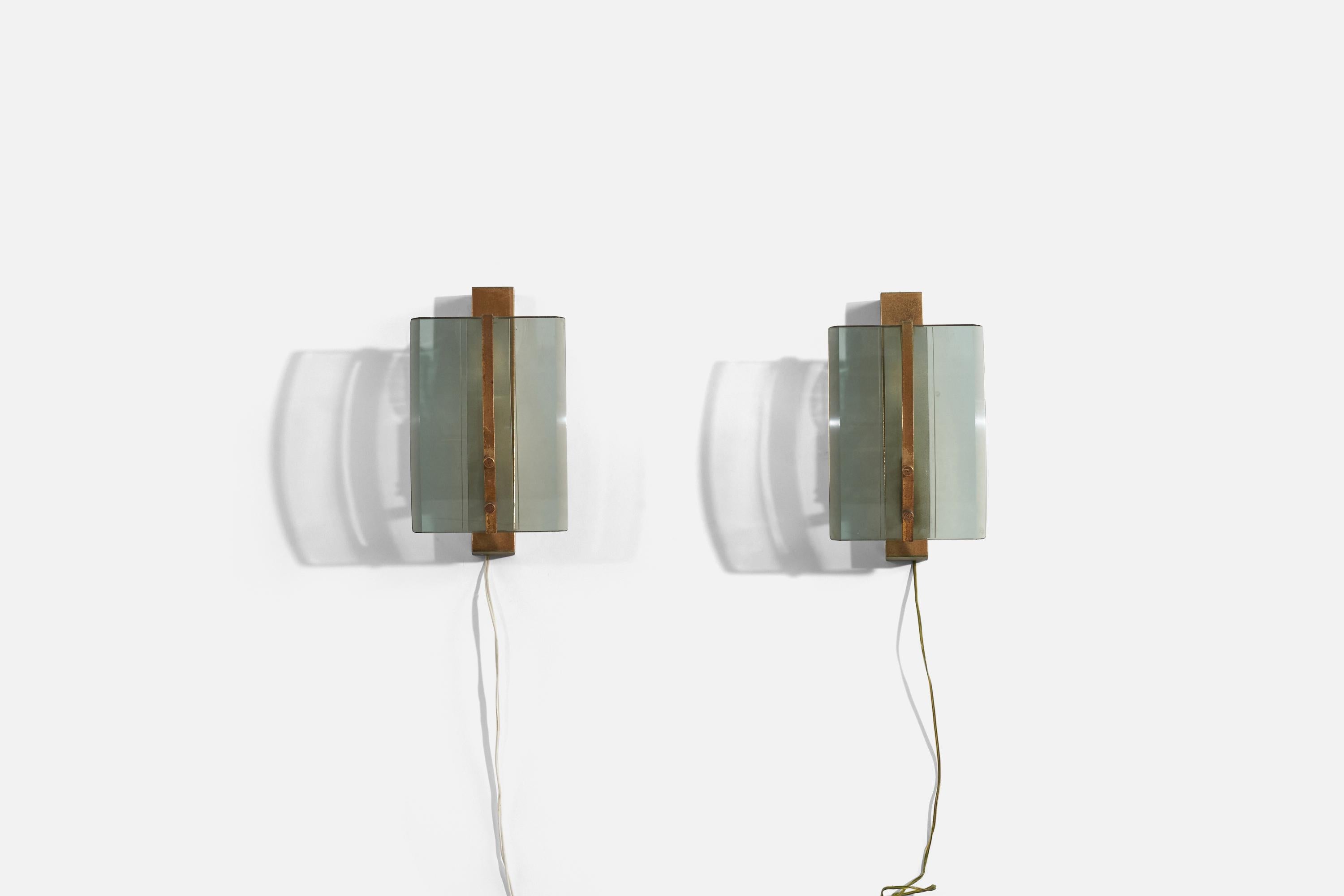 A pair of brass and glass wall lights designed and produced by an Italian designer, Italy, 1960s.

Dimensions of the back plate (inches) : 9.8125 x 1.625 x 1.5625 (H x W x D).