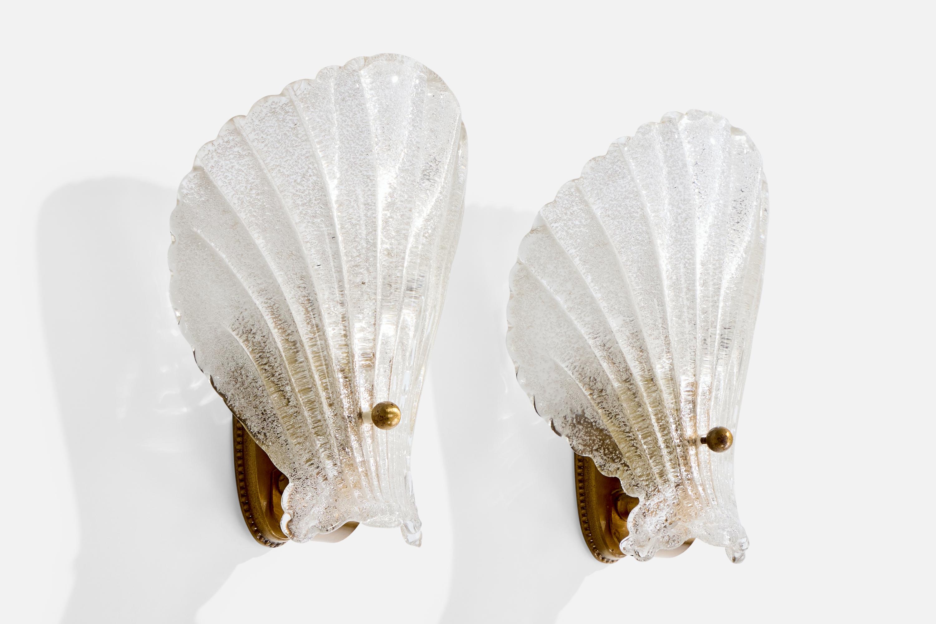 Pareja de apliques de cristal de Murano y latón diseñados y fabricados en Italia, c. 1970. 

Oxidación presente en el latón

Desgaste propio de la edad y el uso

Dimensiones totales (pulgadas): 9,25