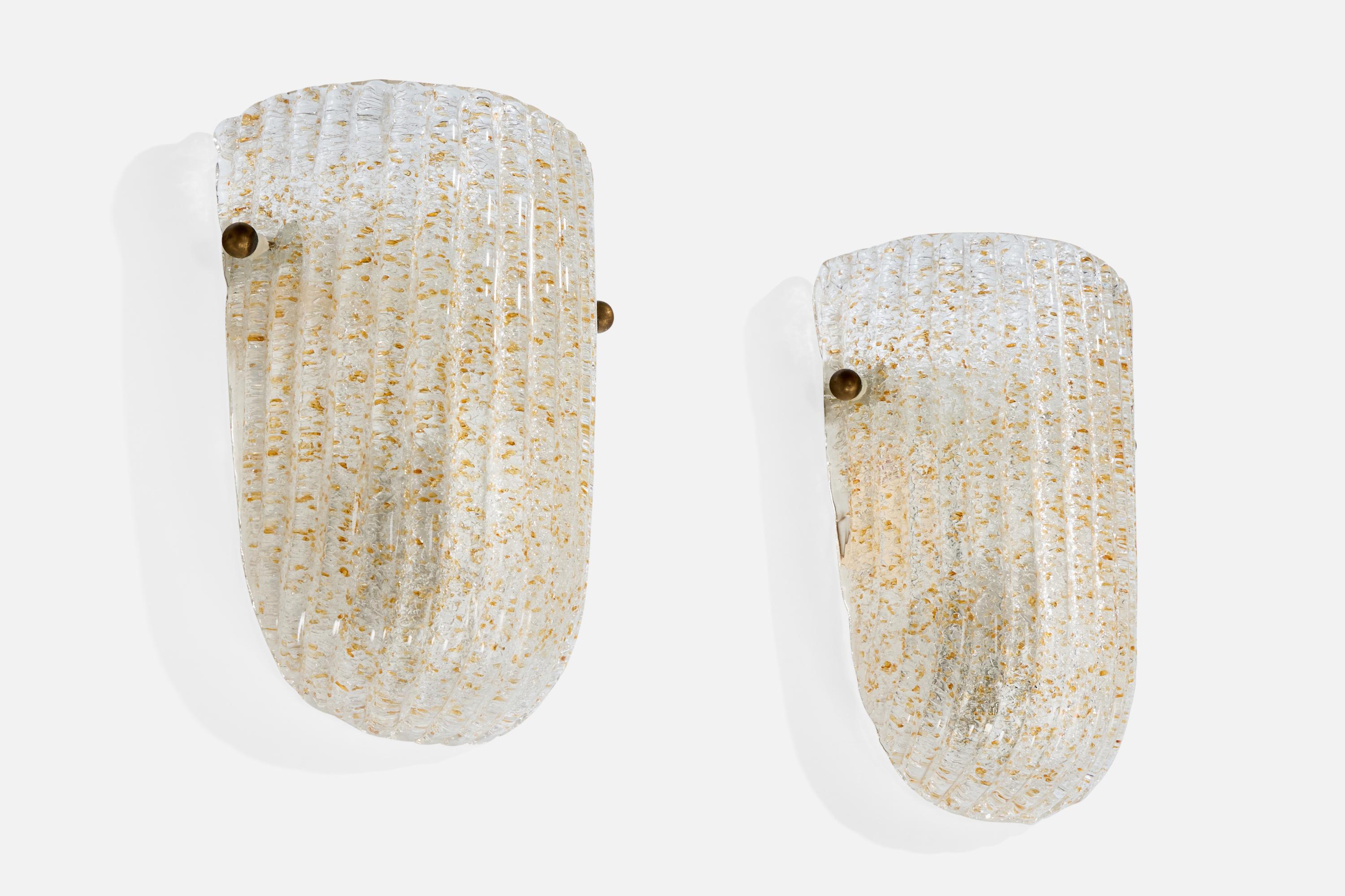 Coppia di applique in vetro di Murano e ottone progettate e prodotte in Italia, anni '1970 circa.

Dimensioni complessive (pollici): 11,25 