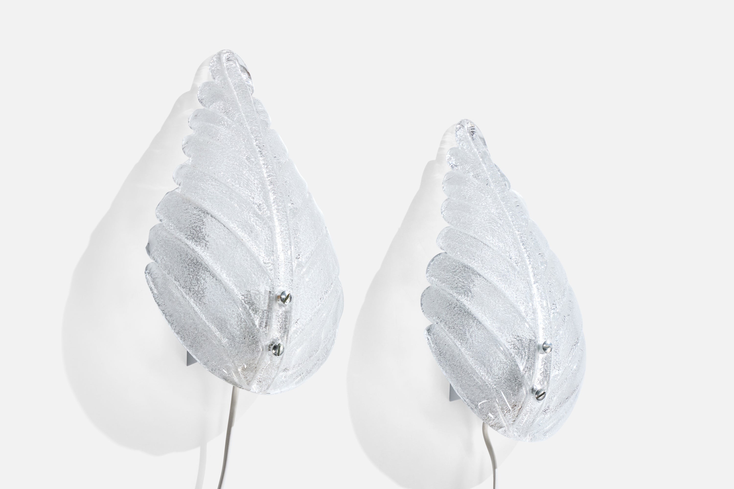 Pareja de apliques de cristal de Murano diseñados y fabricados en Italia, c. 1950.

Dimensiones totales (en pulgadas): 12,5