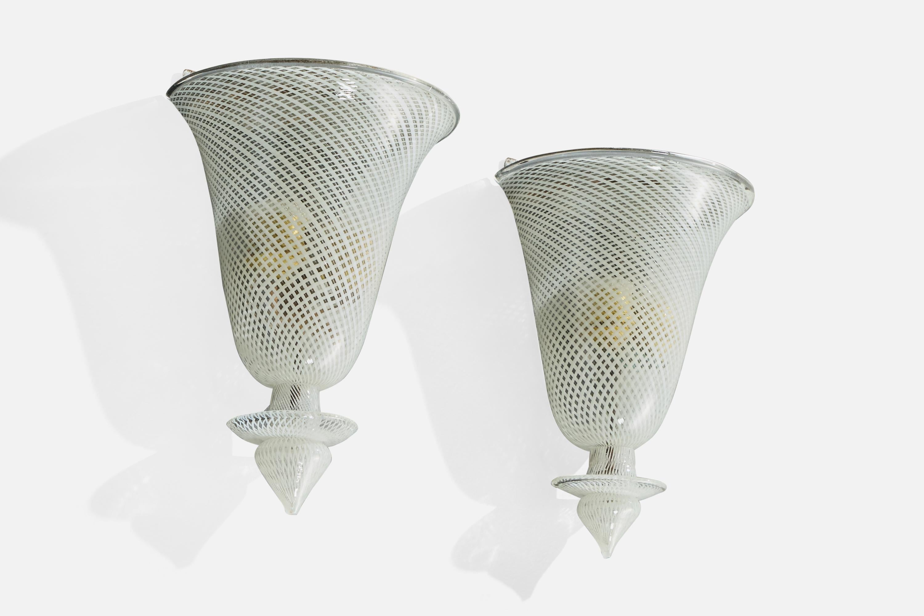 Paire d'appliques en verre reticello et bois peint, conçues et produites en Italie, vers les années 1940.

Dimensions globales (en pouces) : 11,0 