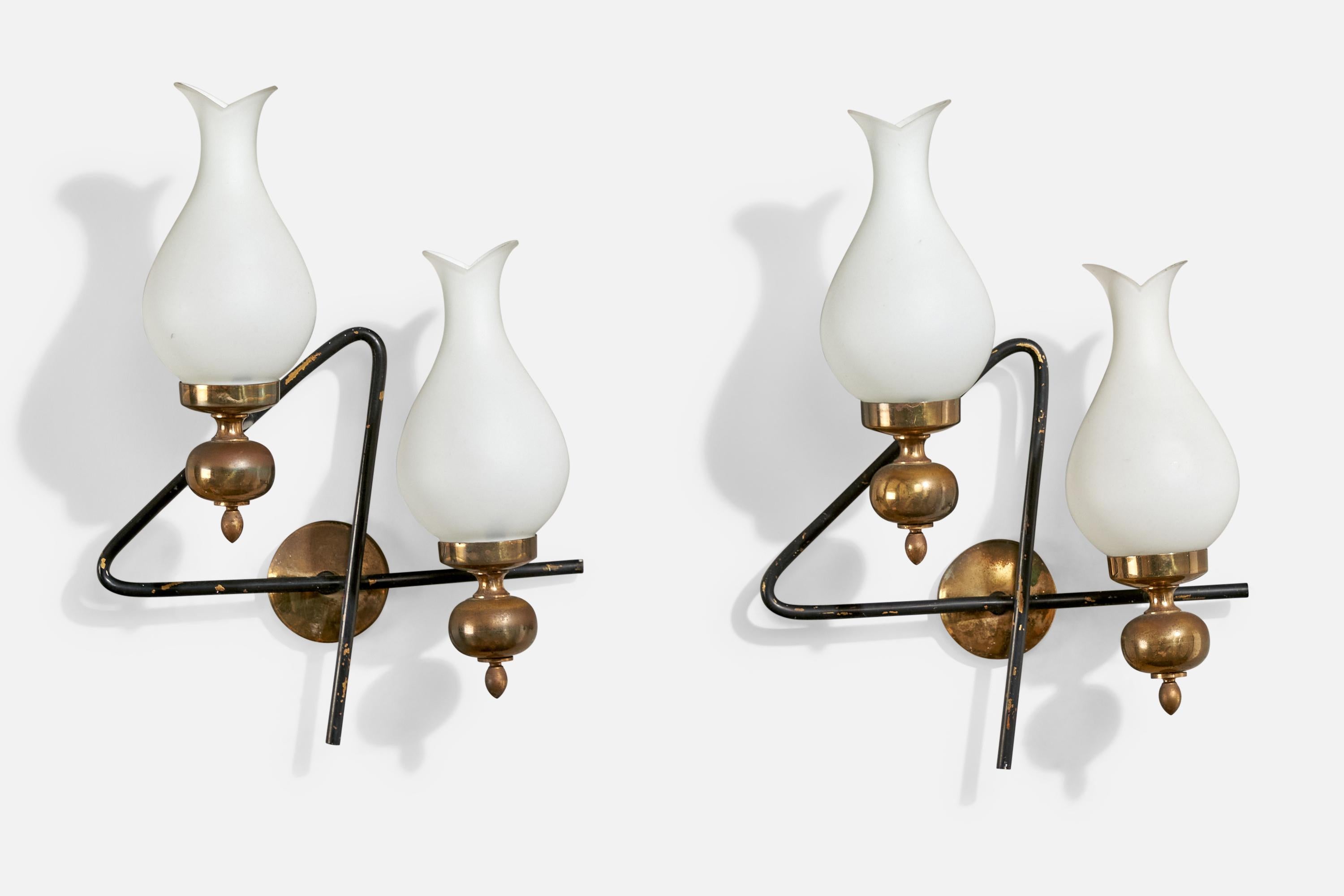 Pareja de apliques de latón, metal lacado en negro y cristal opalino blanco, diseñados y fabricados en Italia, c. 1950.

Dimensiones totales (pulgadas): 14,25