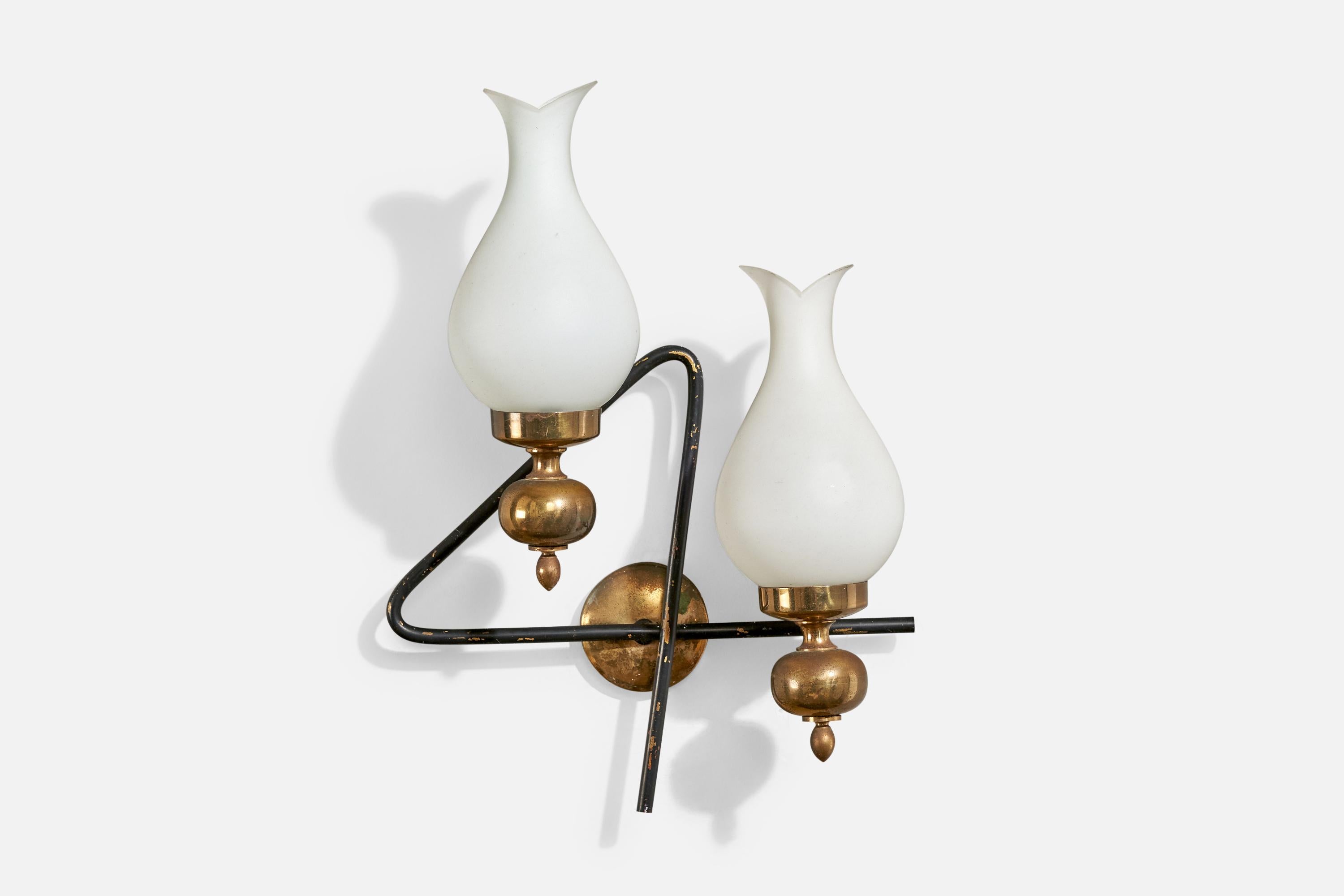 Diseñador italiano, Apliques, Metal, Latón, Vidrio, Italia, Años 50 en Bastante bueno estado para la venta en High Point, NC