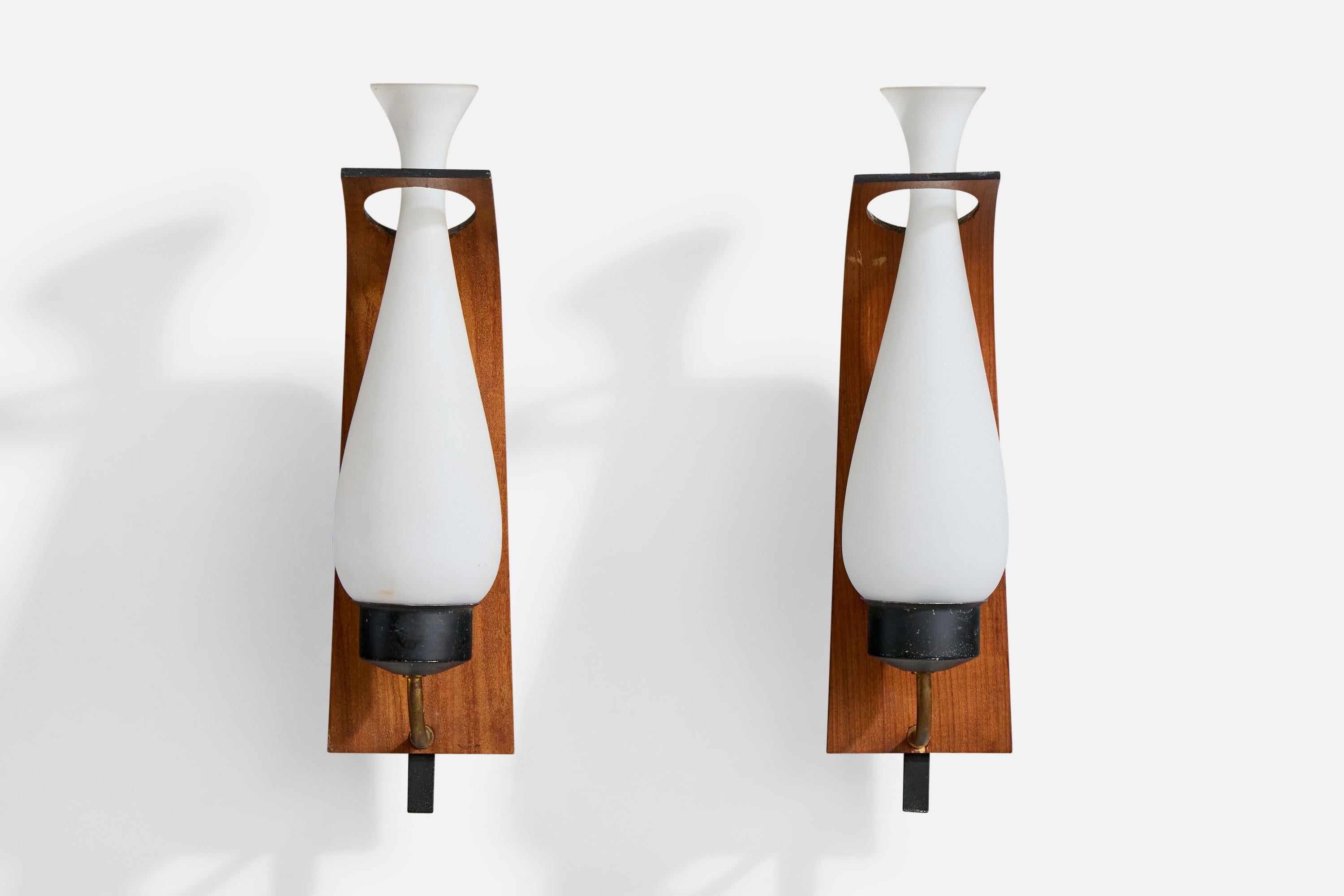 Mid-Century Modern Designer italien, appliques, métal, laiton, teck, verre, Italie, années 1950 en vente