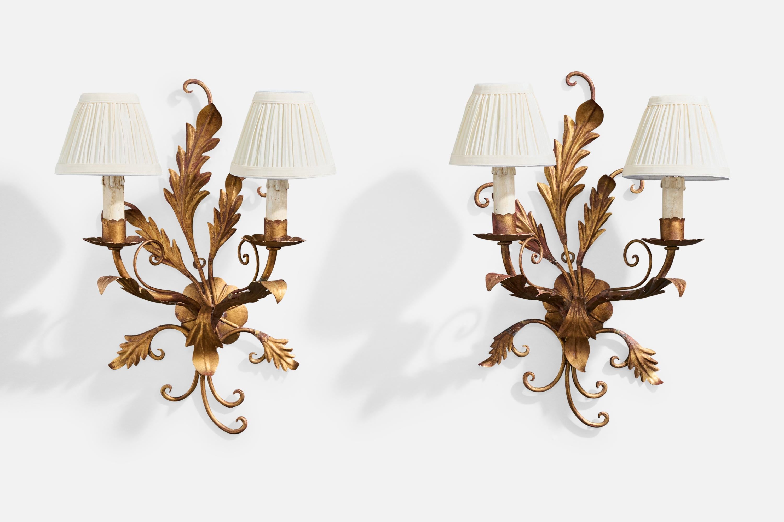 Pareja de apliques de metal pintado en bronce, plástico y tela blanquecina, diseñados y fabricados en Italia, c. 1940.

El metal presenta una fuerte oxidación en toda su superficie. 

Dimensiones totales (en pulgadas): 18,0 