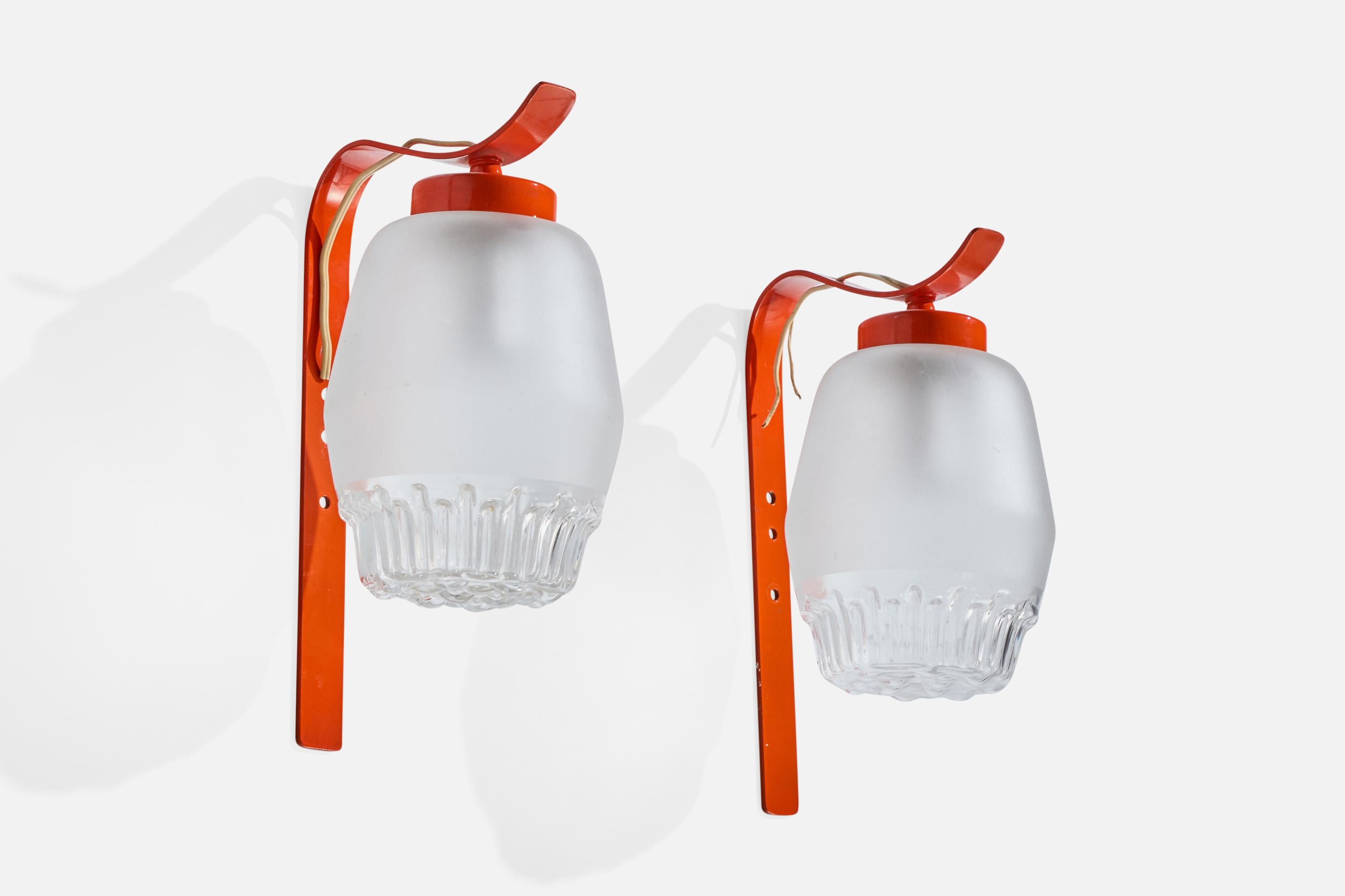 Coppia di applique in metallo laccato arancione e vetro opalino, probabilmente progettate e prodotte in Italia, anni '70 circa. 

Dimensioni complessive (pollici): 10,75 