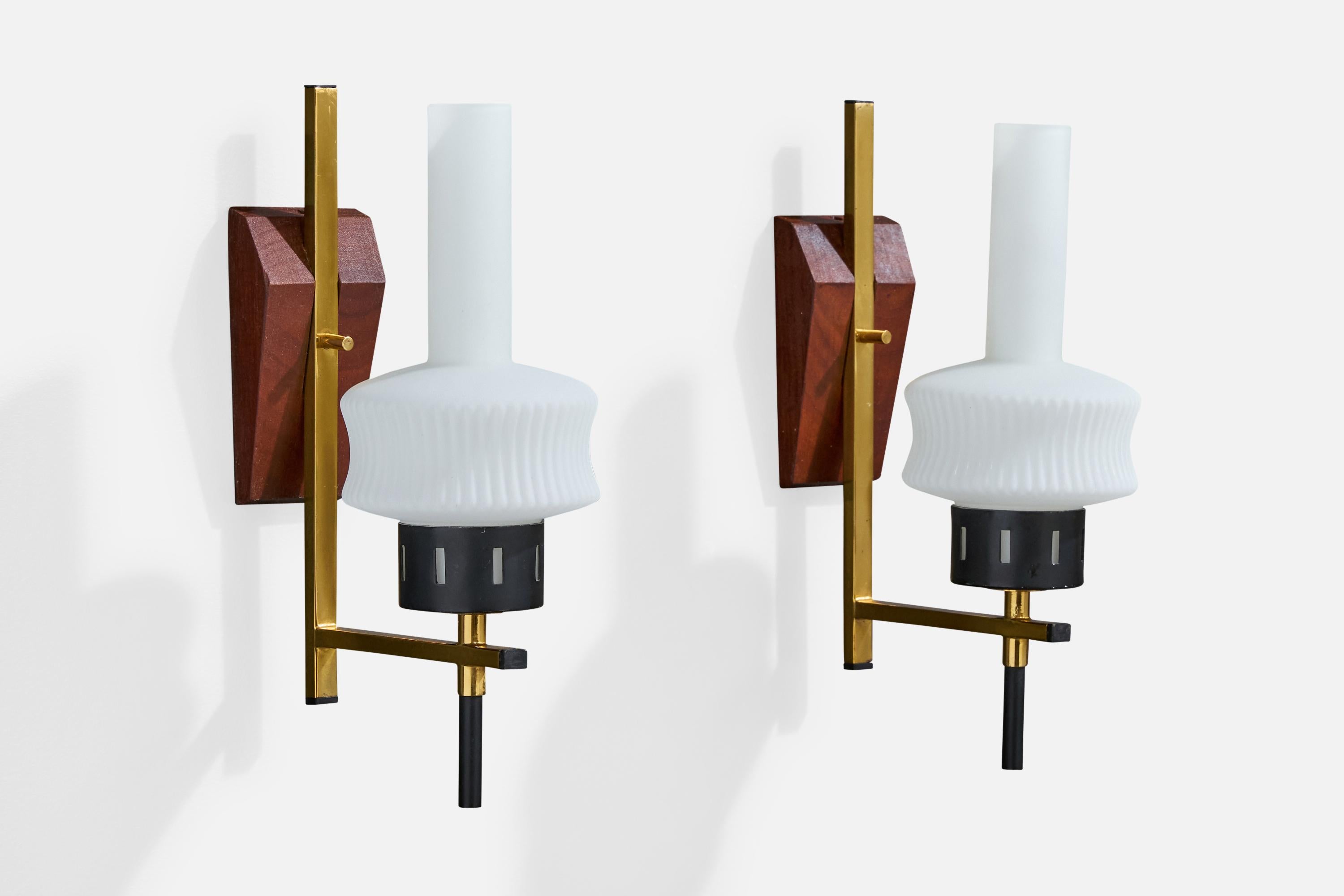 Pareja de apliques de teca, latón, metal lacado en negro y cristal opalino blanco, diseñados y fabricados en Italia, c. 1950.

Presencia de arañazos muy ligeros en todo el latón. 

Dimensiones totales (pulgadas): 11,5