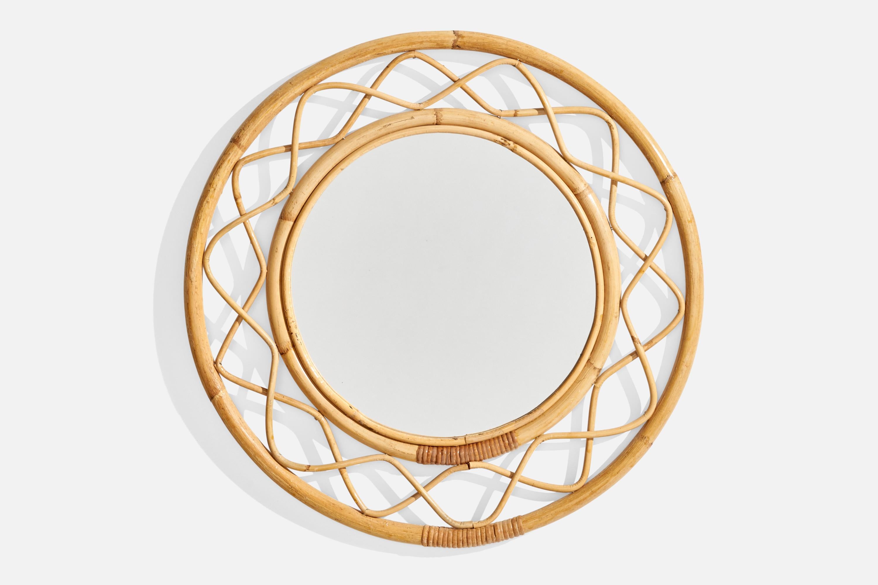 Espejo de pared de bambú y ratán diseñado y fabricado en Italia, c. 1960.

Dimensiones totales (pulgadas): 19,375