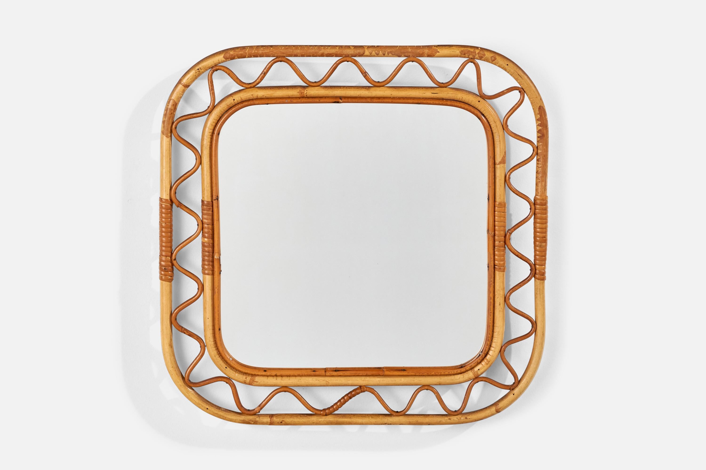 Miroir mural en bambou et rotin conçu et produit en Italie, années 1960.