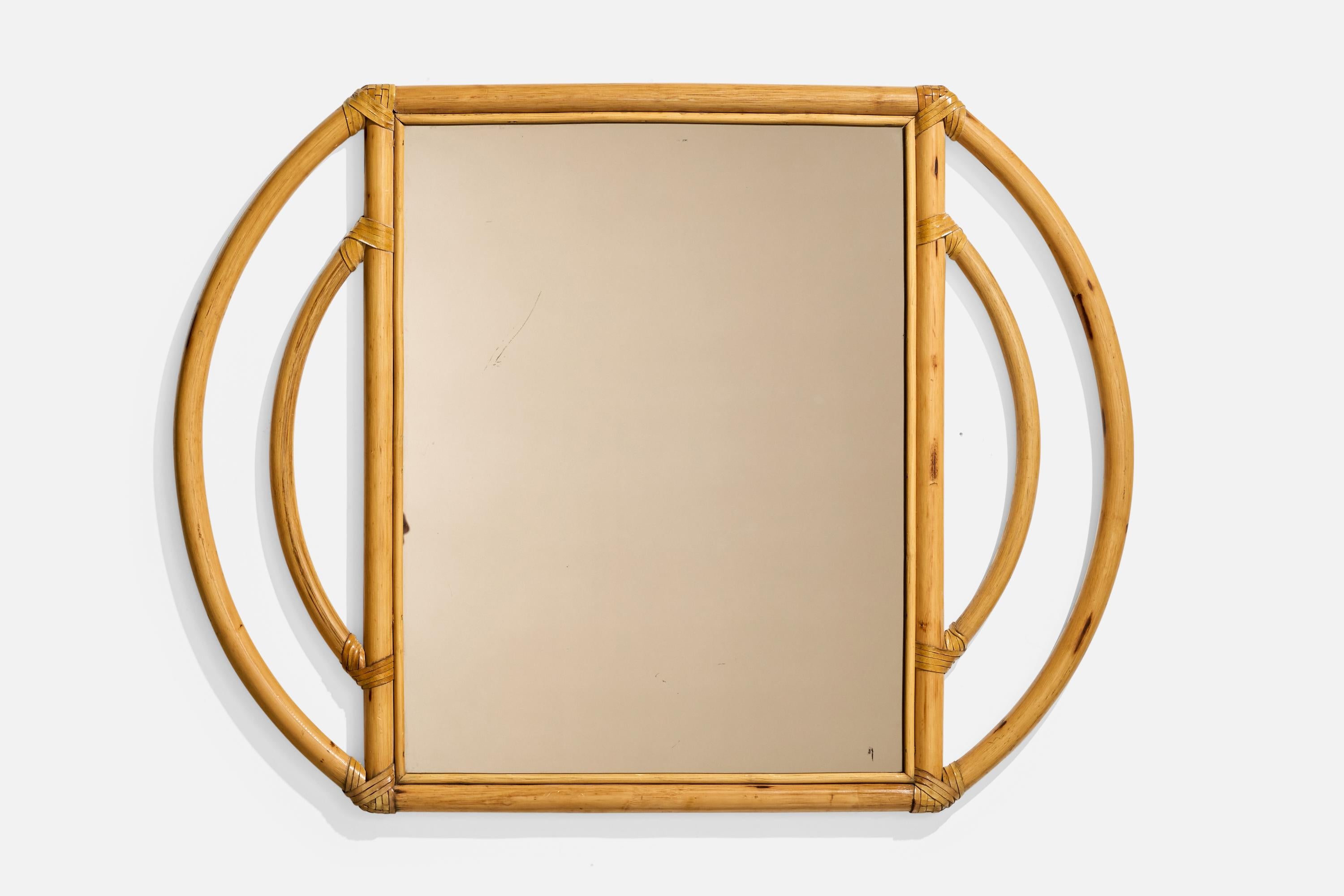 Espejo de pared de bambú moldeado y ratán, diseñado y fabricado en Italia, años 1970.