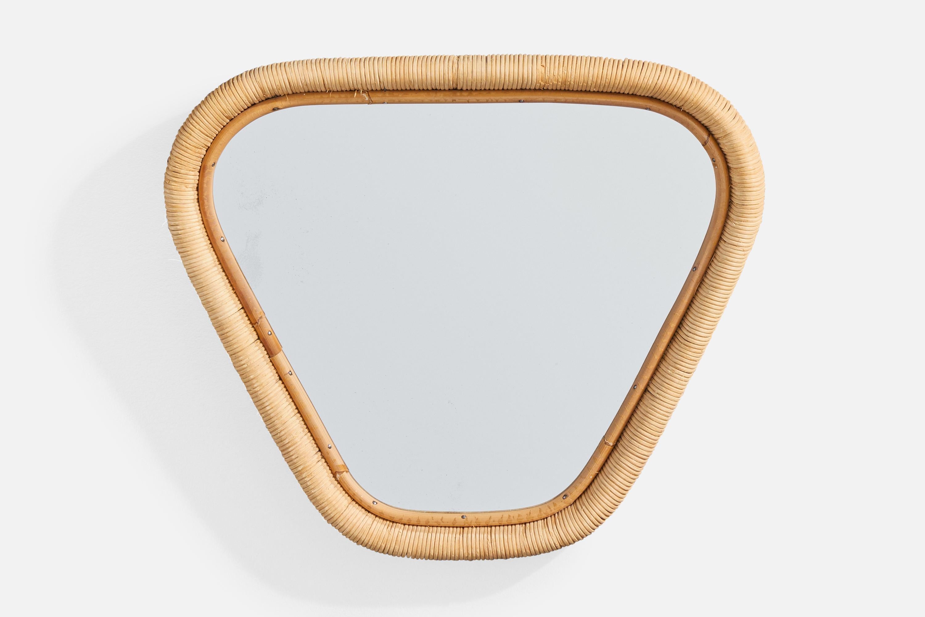 Pequeño espejo de pared de bambú y ratán probablemente diseñado y fabricado en Italia, c. 1970.

Dimensiones totales (pulgadas): 13,75 