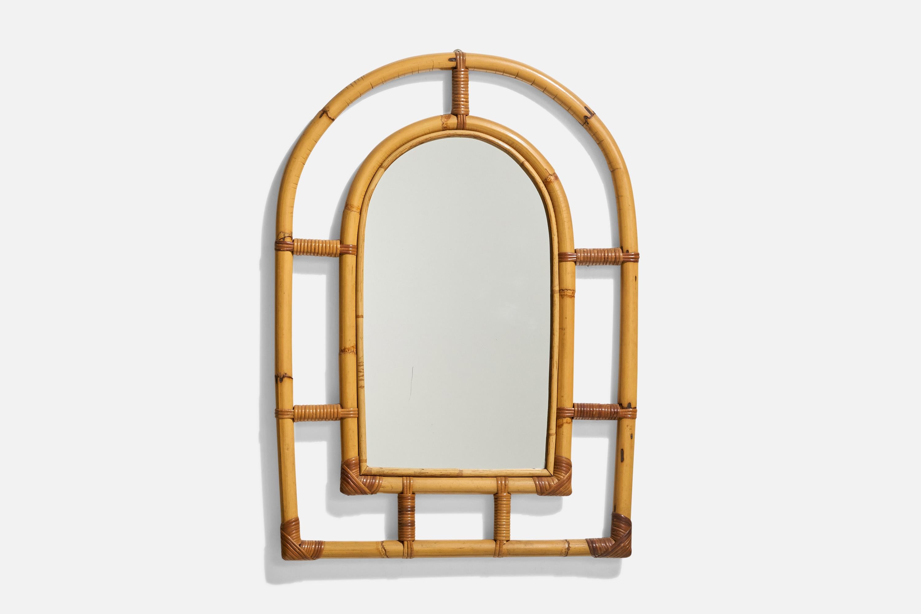 Ein Wandspiegel aus Bambus und Rattan, entworfen und hergestellt von einem italienischen Designer, Italien, 1950er-1960er Jahre.
   