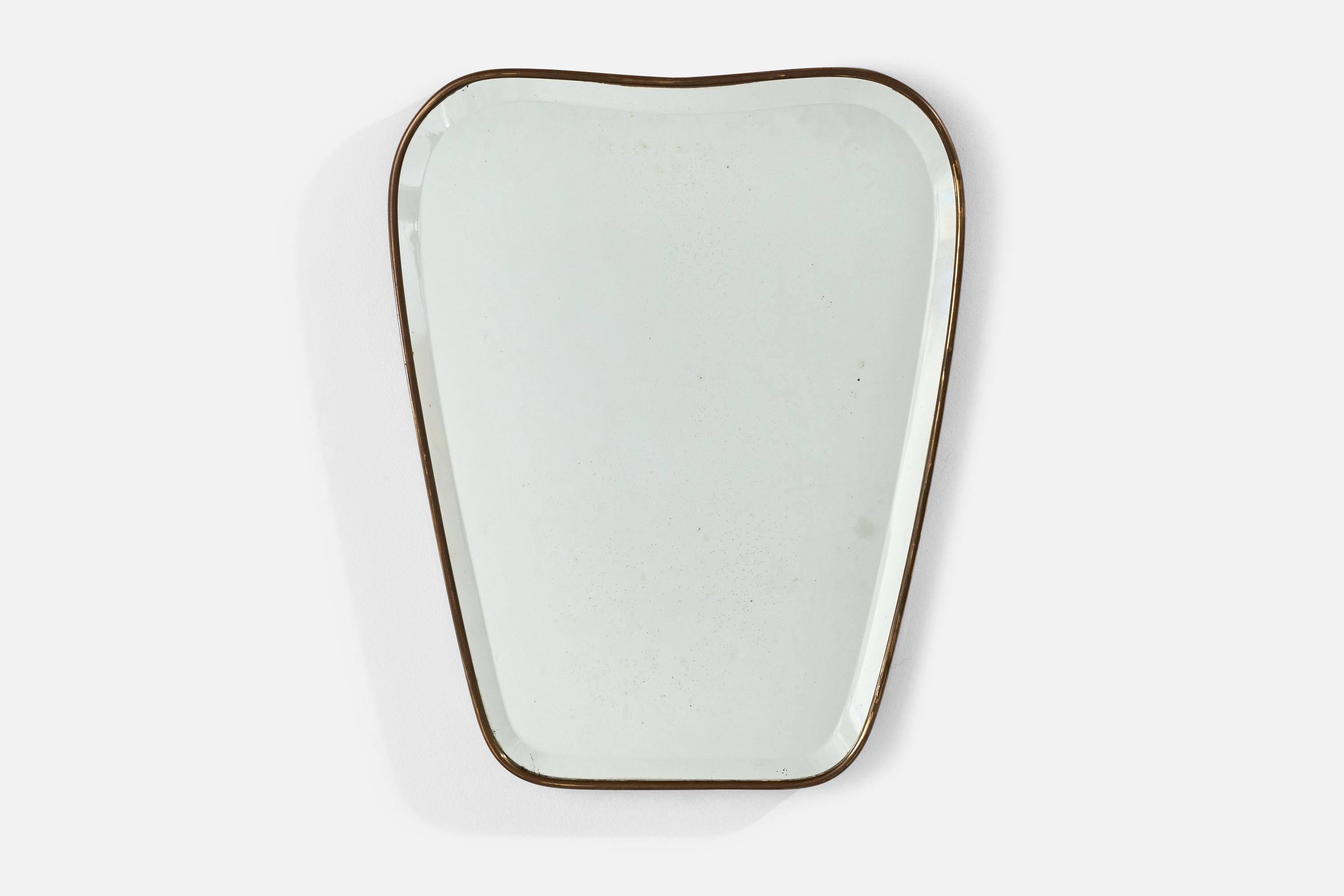 An organic beveled mirror glass and brass wall mirror designed and produced in Italy, 1940s.